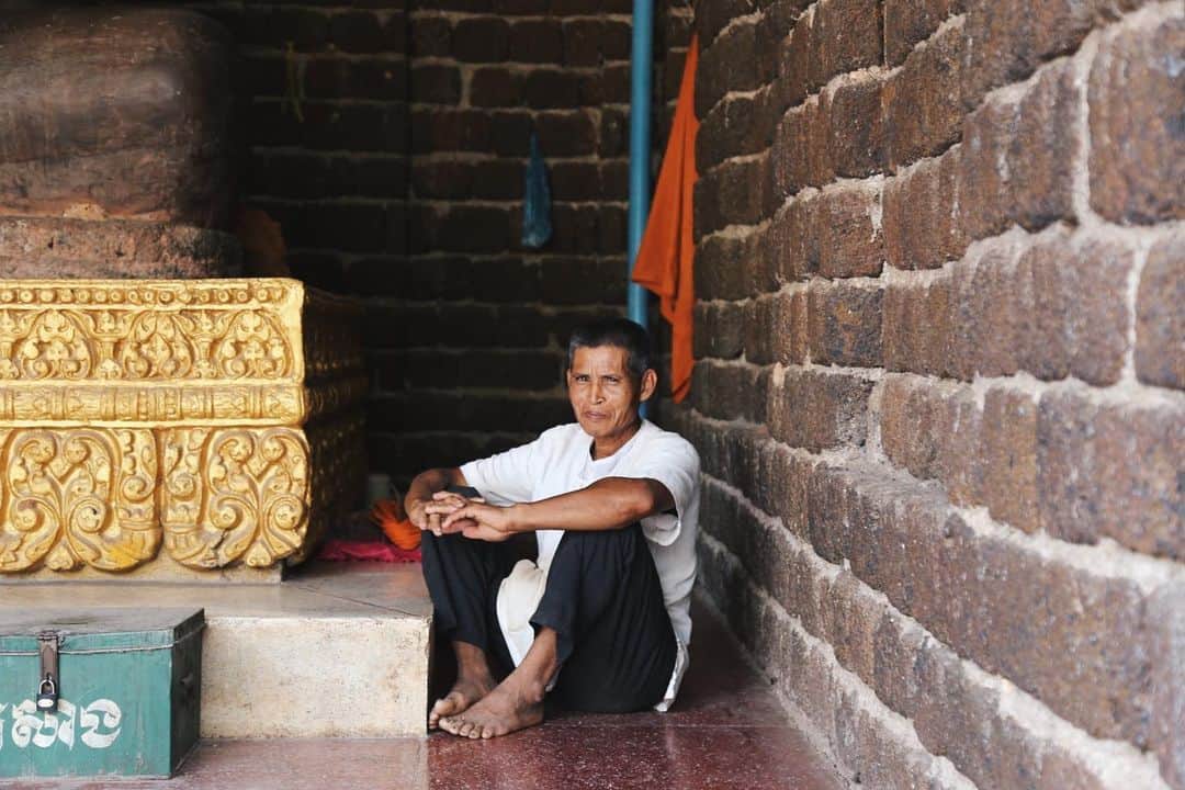 Shunsuke Miyatakeのインスタグラム：「A man who lives in a mountain temple and cleans the Buddha statues everyday, Oudong, Cambodia」