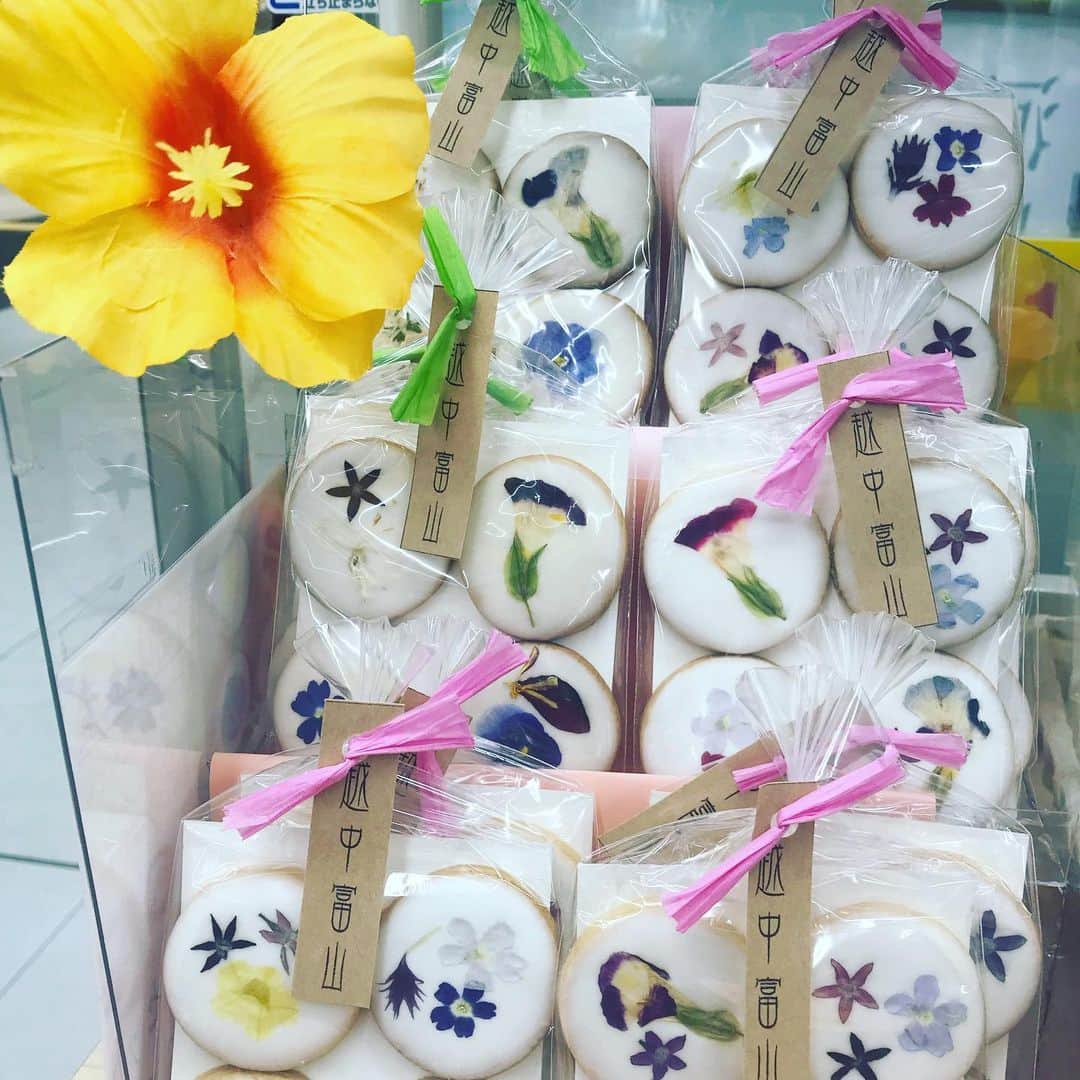 ミラのインスタグラム：「Flower cookies」