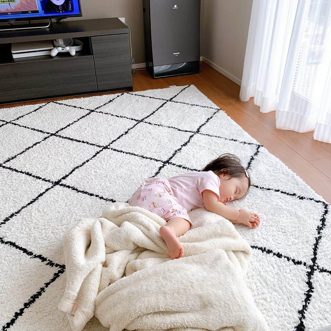 しほの涼のインスタグラム：「前まで21時半頃寝てたのに一昨日から19時半から朝の6:30まで寝るように😂 何か夕飯からお風呂寝かしつけがバタバタ💦💦しかもミルク飲みながら寝落ちして、そのままベッドで💤 1歳の子って何時に寝て、何時に起きるんだろ？？🧐🧐  寝てる時に足の裏の指を、『マメマメー』って押すのが好き😂  #1歳0ヶ月 #1歳女の子 #1歳の女の子 #令和元年ベビー #寝てる赤ちゃん #寝落ち #ころりんちょ #赤ちゃん #今日の娘」