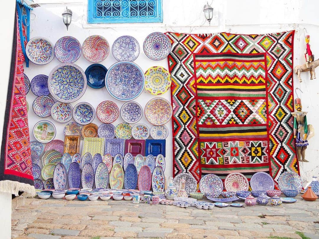 田島知華さんのインスタグラム写真 - (田島知華Instagram)「【Tunisia🇹🇳Sidi Bou Said】 美しきアフリカのリゾート、シディ・ブ・サイド。 2年前にチュニジア各地を訪れ、旅の中で特に癒しとなった場所です。 青と白をベースにお花やタイルで彩られた家、そして街の至るところから望める地中海🐬 まさに小説に出てくるような楽園…！ チュニジアには知られざる魅力がたくさんありました。  一度訪れたことでチュニジアという国が近く感じられるようになったのに、また遠くなっちゃった。。 必ず再訪したい街リストのひとつです📝 Copyright © TAJIHARU  PENTAX K-1 MarkⅡ  HD PENTAX-D FA 15-30mmF2.8ED SDM WR HD PENTAX-D FA 28-105mmF3.5-5.6ED DC WR _ #たじはるトリップ #TAJIHARU_tunisia #チュニジア #チュニス #シディブサイド #女子旅 #旅ガール #カメラ女子 #トラベルフォトライター #tunisia #tunis #sidibousaid #africa #igersafrica #visittunisia #bougainvillea #beautifuldestinations #beautifulmatters #wonderful_places #theprettycities #beautifulplace #earthpix #discoverglobe #discoverearth #discover_earthpix #wonderful_places #beautifulplace」7月30日 19時44分 - haruka_tajima