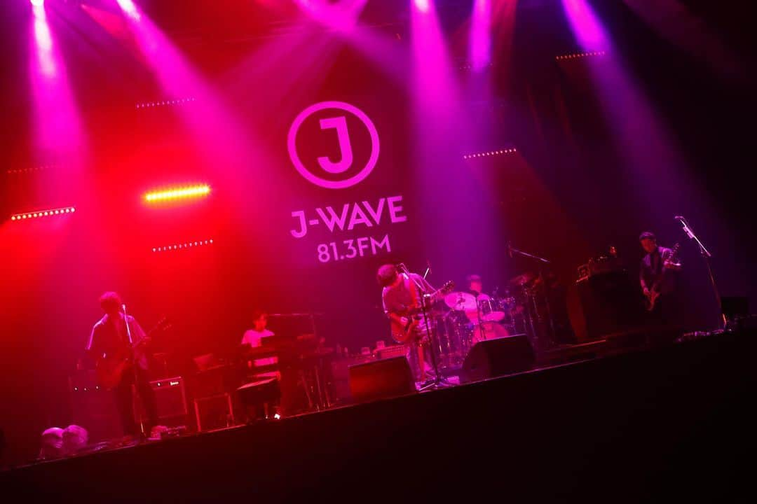 J-WAVEさんのインスタグラム写真 - (J-WAVEInstagram)「﻿ J-WAVEが2000年から毎年続けてきたライブイベント「J-WAVE LIVE」。﻿ ﻿ 2020年は、9時間にわたる特番『J-WAVE HOLIDAY SPECIAL Takanawa Gateway Fest presents J-WAVE LIVE2020 #～音楽を止めるな～』をオンエアする形で開催しました。﻿ ﻿ 出演したのは、ASIAN KUNG-FU GENERATION、KREVA、SIRUP、SKY-HI、スガ シカオ、東京スカパラダイスオーケストラ、秦 基博、ハナレグミ（※五十音順）の8組。﻿ ﻿ ここでは、ASIAN KUNG-FU GENERATIONのライブ写真を紹介します！﻿ （撮影＝三吉ツカサ）﻿ ﻿ ■セットリスト﻿ M1. 君という花﻿ M2. リライト﻿ M3. ソラニン﻿ M4. Re:Re:﻿ M5. 荒野を歩け﻿ M6. 今を生きて﻿ M7. ボーイズ＆ガールズ﻿ ﻿ ◆映像配信情報﻿ タイトル：J-WAVE LIVE 2020 ～#音楽を止めるな～﻿ 配信日程：2020年8月13日（木）20:00～﻿ ﻿ ※この日はJ-WAVEの周波数「81.3FM」にかけた「J-WAVEの日」です。﻿ ※放送後にアーカイブ配信も行います。※2020年8月20日（木）23:59まで﻿ ﻿ 配信プラットホーム：LIVE LOVERS https://livelovers.jp/（Streaming Plus） ﻿ ﻿ 〇視聴料金﻿ ・視聴券（7月25日～8月20日18時）￥3,500（税込）﻿ ・グッズ付視聴券（7月25日～7月31日）￥4,500（税込・送料別）＊グッズは8月上旬にお届け予定﻿ ・グッズ付視聴券（8月1日～8月20日）￥4,500（税込・送料別）＊グッズは9月上旬にお届け予定 ﻿ ﻿ 視聴券販売サイト：http://eplus.jp/j-wavelive2020/﻿ ﻿ #jwave #jwavelive #音楽を止めるな #アジカン #ASIANKUNGFUGENERATION #ライブ #映像配信 #ラジオ #radio #ライブイベント」7月30日 19時55分 - jwave813