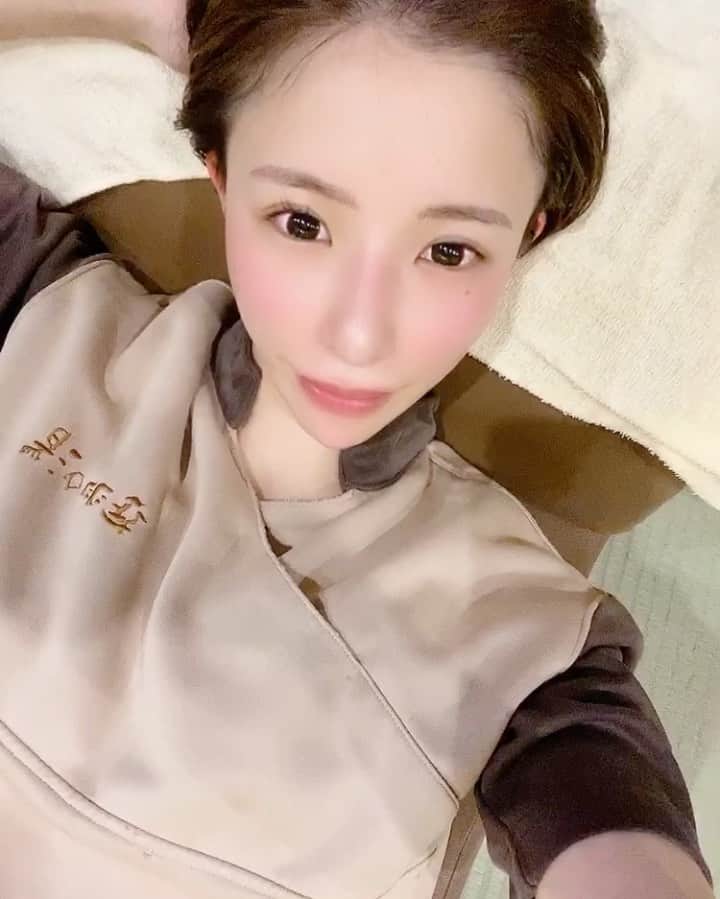 ちゃんうさのインスタグラム：「岩盤浴いってスッキリ♡ . ひさしぶりに、ど平日に岩盤浴いったなぁ⁽⁽ ◟(∗ ˊωˋ ∗)◞ ⁾⁾ これでまた今日もがんばれる😋🤞るんるん . . #岩盤浴 #お風呂 #お風呂好き #きゅうり #🥒 #トマト #🍅 #ゆで卵 #🥚 #デトックス #むくみ解消 #美容 #健康 #美肌 #キャバ嬢 #ニュークラ #ホステス #ストレス発散 #メンタル #回復 #ちゃんうさ #うさぎ好き #🐶飼いたい今日この頃 #ラーメン #すっぴん #眉毛アートメイク」