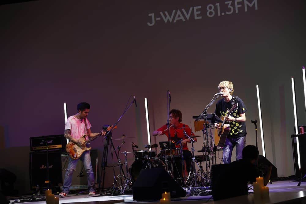 J-WAVEさんのインスタグラム写真 - (J-WAVEInstagram)「﻿ J-WAVEが2000年から毎年続けてきたライブイベント「J-WAVE LIVE」。﻿ ﻿ 2020年は、9時間にわたる特番『J-WAVE HOLIDAY SPECIAL Takanawa Gateway Fest presents J-WAVE LIVE2020 #～音楽を止めるな～』をオンエアする形で開催しました。﻿ ﻿ 出演したのは、ASIAN KUNG-FU GENERATION、KREVA、SIRUP、SKY-HI、スガ シカオ、東京スカパラダイスオーケストラ、秦 基博、ハナレグミ（※五十音順）の8組。﻿ ﻿ ここでは、スガ シカオさんのライブ写真を紹介します！﻿ （撮影＝三吉ツカサ）﻿ ﻿ ■セットリスト﻿ M1.　19才﻿ M2. 真夜中の虹﻿ M3.　黄金の月﻿ M4.　Progress﻿ M5.　アストライド﻿ M6.　アシンメトリー﻿ M7.　Party People ﻿ ﻿ ◆映像配信情報﻿ タイトル：J-WAVE LIVE 2020 ～#音楽を止めるな～﻿ 配信日程：2020年8月13日（木）20:00～﻿ ﻿ ※この日はJ-WAVEの周波数「81.3FM」にかけた「J-WAVEの日」です。﻿ ※放送後にアーカイブ配信も行います。※2020年8月20日（木）23:59まで﻿ ﻿ 配信プラットホーム：LIVE LOVERS https://livelovers.jp/（Streaming Plus） ﻿ ﻿ 〇視聴料金﻿ ・視聴券（7月25日～8月20日18時）￥3,500（税込）﻿ ・グッズ付視聴券（7月25日～7月31日）￥4,500（税込・送料別）＊グッズは8月上旬にお届け予定﻿ ・グッズ付視聴券（8月1日～8月20日）￥4,500（税込・送料別）＊グッズは9月上旬にお届け予定 ﻿ ﻿ 視聴券販売サイト：http://eplus.jp/j-wavelive2020/﻿ ﻿ #jwave #jwavelive #音楽を止めるな #スガシカオ #ライブ #映像配信 #ラジオ #radio #ライブイベント」7月30日 19時48分 - jwave813