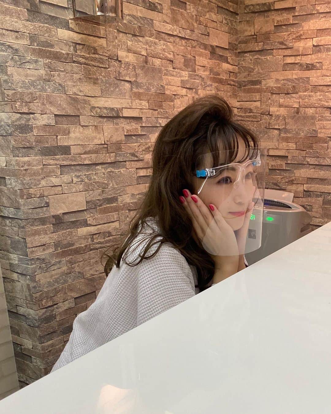 のインスタグラム：「. 今日は朝からとあるドラマの撮影でした💓 コロナウイルスの影響で、延期になったりスケジュールが変更になったり、、、バタバタな中での撮影でしたが、無事私の役は本日でクランクアップしました🥺👏🏻 . めちゃくちゃ攻めてる作品。 豪華キャストばかりのとても大きな現場に、1キャストとして携われた事が本当に幸せです😢 情報解禁はまだまだ先で、忘れた頃のお知らせになると思うので気長に待っていてください💕 . . #撮影 #ドラマ #フェイスシールド #クランクアップ #shooting #drama #faceshield #virus #Coronavirus #感染症対策 #コロナウイルス対策 #🦠」