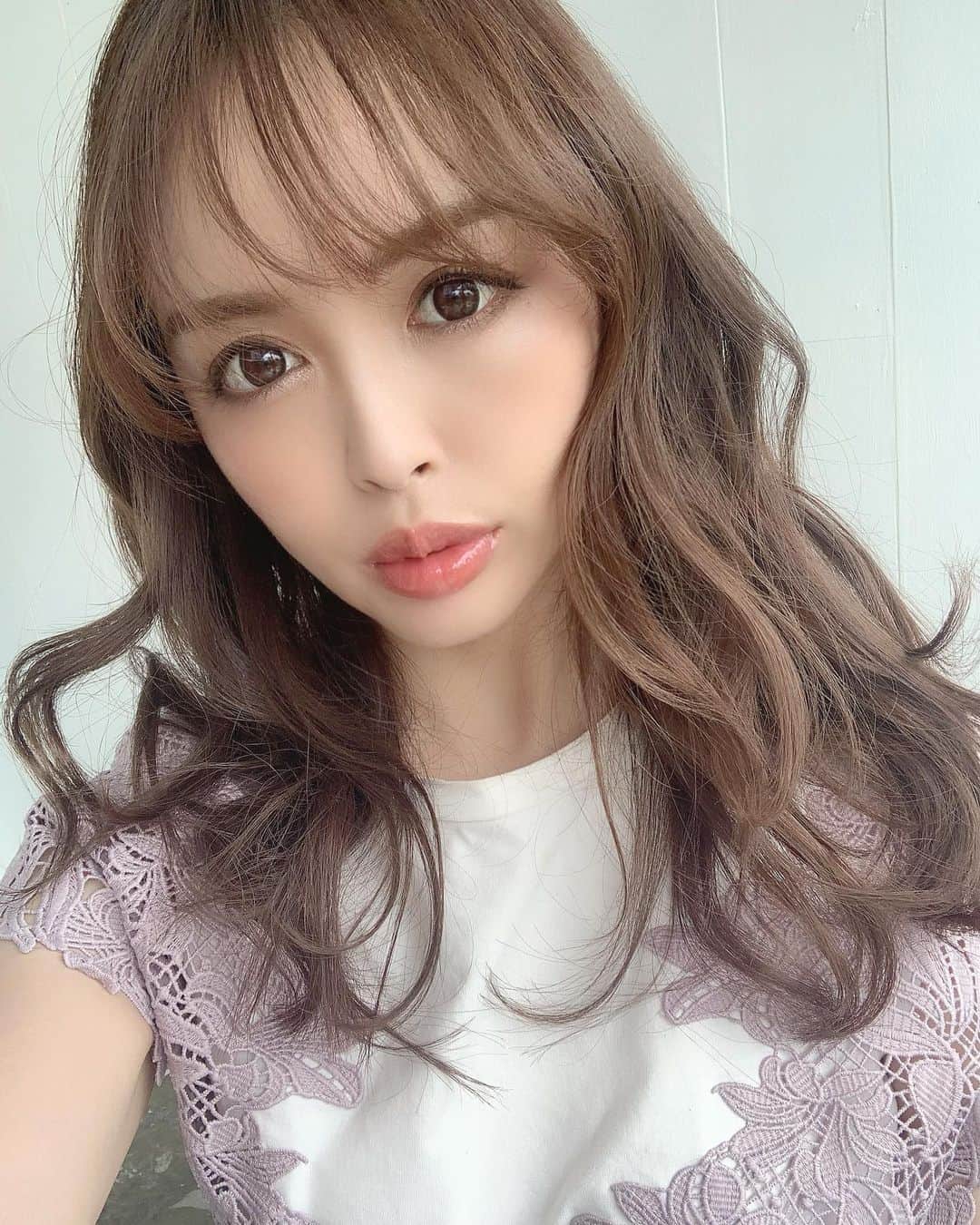 のインスタグラム：「初めての話をします﻿ ﻿ 人生の中で一番辛い時期の話、﻿ 生きる意味を失っていた頃の話、﻿ 魂が抜けていて今より10キロ痩せこけていた頃の私…﻿ ﻿ ﻿ 今まで、私のYouTubeチャンネル、魅力Japan 30では、﻿ メイクやダイエットや、パラパラなど、﻿ あげてきましたが、﻿ ﻿ 今までパーソナルな話をしてきた事がなかったので…﻿ ﻿ 改めて、今の私が出来あがった理由。というのをお話ししております。﻿ ﻿ ﻿ ﻿ ﻿ よく、悩みがなさそうとか、幸せそうとか言ってもらう事が多いのですが、﻿ ﻿ 過去の辛いいろんな経験が今の私を作ったのです。﻿ ﻿ ﻿ 今回の話を聞いて、今辛くて悩んでいて生きることの意味を考えている方が、﻿ 自分で自分の命を経つという悲しいニュースが減って欲しい。﻿ ﻿ ﻿ 絶対に辛い経験は人を幸せにするということ。﻿ ﻿ ﻿ 本日21時、魅力Japan 30﻿ ストーリーと、アカウントトップにリンク貼っています！ 是非見てください✨」