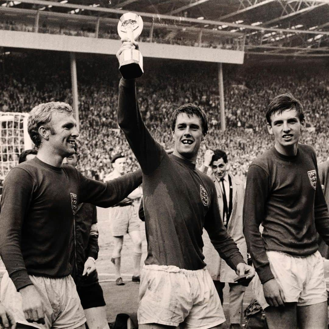 ウェストハム・ユナイテッドFCさんのインスタグラム写真 - (ウェストハム・ユナイテッドFCInstagram)「#OnThisDay 54 years ago, England won the World Cup! 🏆  Martin Peters scored one, Geoff Hurst scored a hat-trick and Bobby Moore lifted the trophy ⚒⚒⚒」7月30日 19時54分 - westham