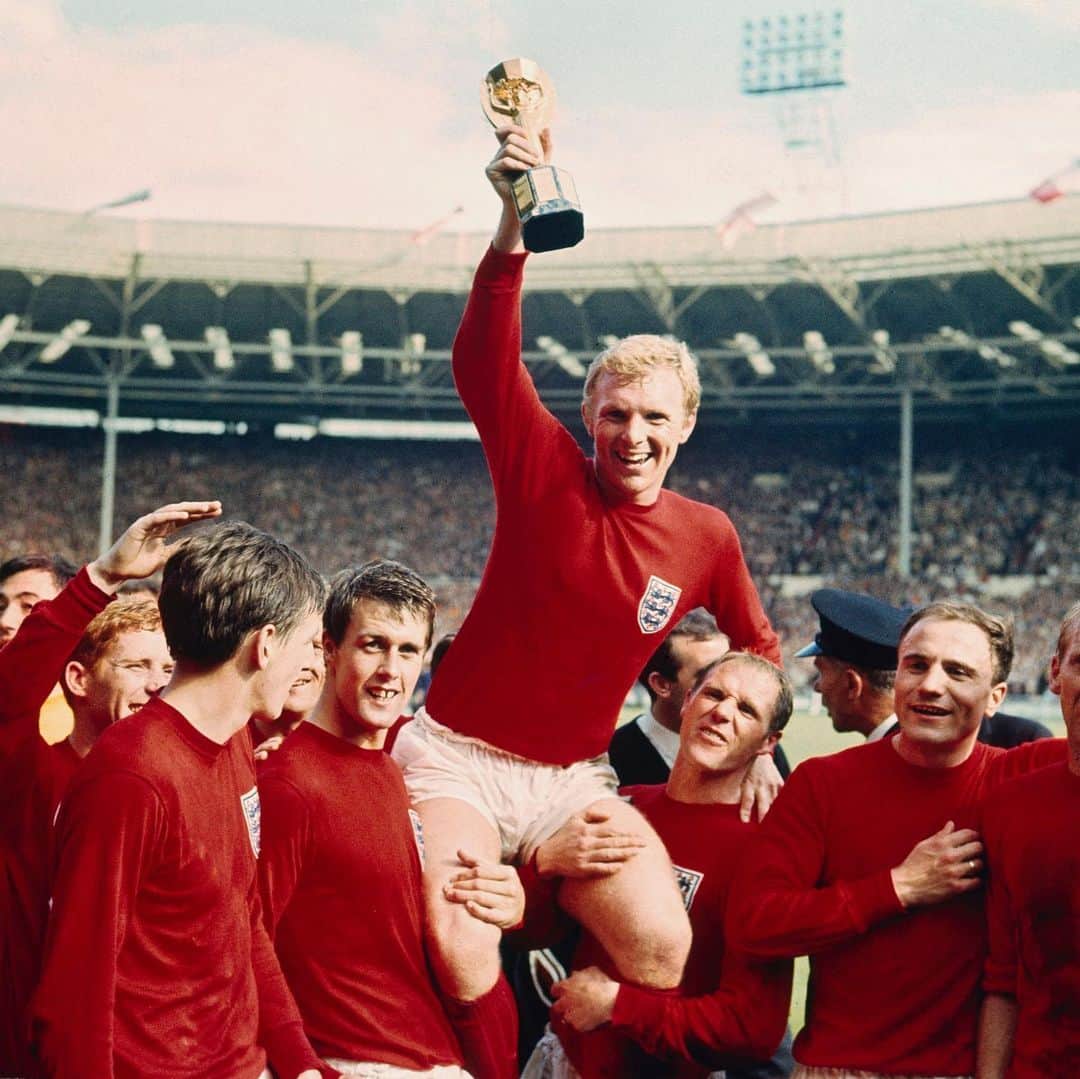 ウェストハム・ユナイテッドFCさんのインスタグラム写真 - (ウェストハム・ユナイテッドFCInstagram)「#OnThisDay 54 years ago, England won the World Cup! 🏆  Martin Peters scored one, Geoff Hurst scored a hat-trick and Bobby Moore lifted the trophy ⚒⚒⚒」7月30日 19時54分 - westham