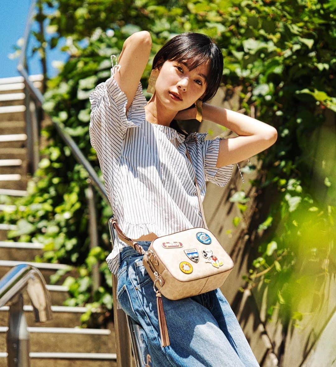 きなりのインスタグラム：「coach x Disney🌈 このバッグと一緒にディズニー行きたい…❣️  #DisneyXCoach #CoachNY」