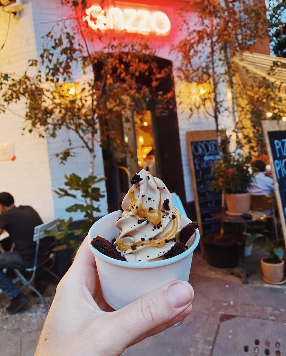 STIL IN BERLINのインスタグラム：「Important: @gazzopizza now has a vegan soft serve. A vegan hazelnut soft serve with caramel sauce and shortbread. I repeat: a vegan soft serve. And it's delicious. I remain team buffalo milk soft serve with olive oil, sea salt and short bread, but I repeat: vegan hazelnut soft serve.  And yes, this is one of 115 places in in my Best of Berlin pdf guide, get it via the link in my bio for 4.90€.  #berlinfood #foodinberlin #berlinrestaurant #berlinfoodguide #berlinfoodie #icecream」