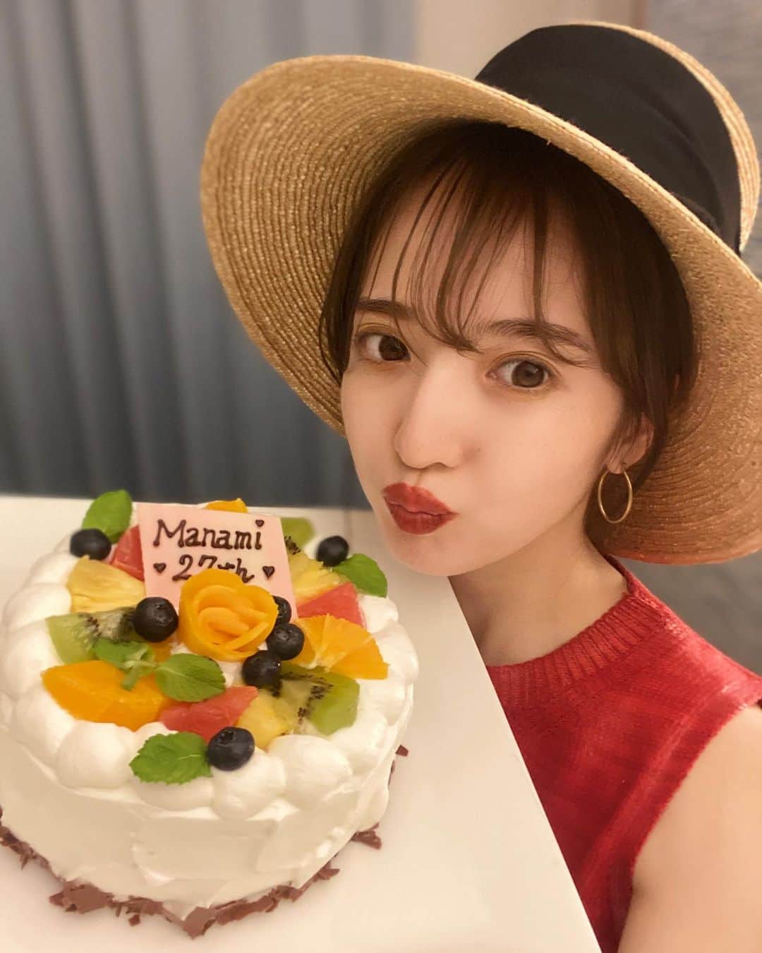 平木愛美のインスタグラム：「hello🎂❤️my birthday ！  ０時。とともに、ピンポーン。とケーキが。嬉しいなぁ🕊  ２７歳。オトナの女性になってきました。この歳を迎えるにあたって、たくさん人生と自分と、向き合っているこの頃で…  周りの存在に、もうひしひしと、ひたひたと感謝を。愛を感じているこの頃です。  本日も、泣いてしまうような、感極まるしあわせな日。  先日は事務所の皆さんにすこし早めのお祝いしていただいたり。撮影現場でもたくさん、お祝いしていただきました（ ｉ _ ｉ ）✨✨ またそれは後日ゆっくり、更新してゆきます。  大きな変化のある、進化のある、年になるんじゃないかなぁと感じています。  ＤＭで、とっても可愛い動画メッセージだったり、お誕生日覚えてくださってさっそくお祝いお言葉くださってる方々、ありがとうございます（ ｉ _ ｉ ）🌹愛。  #27歳 #happybirthday」