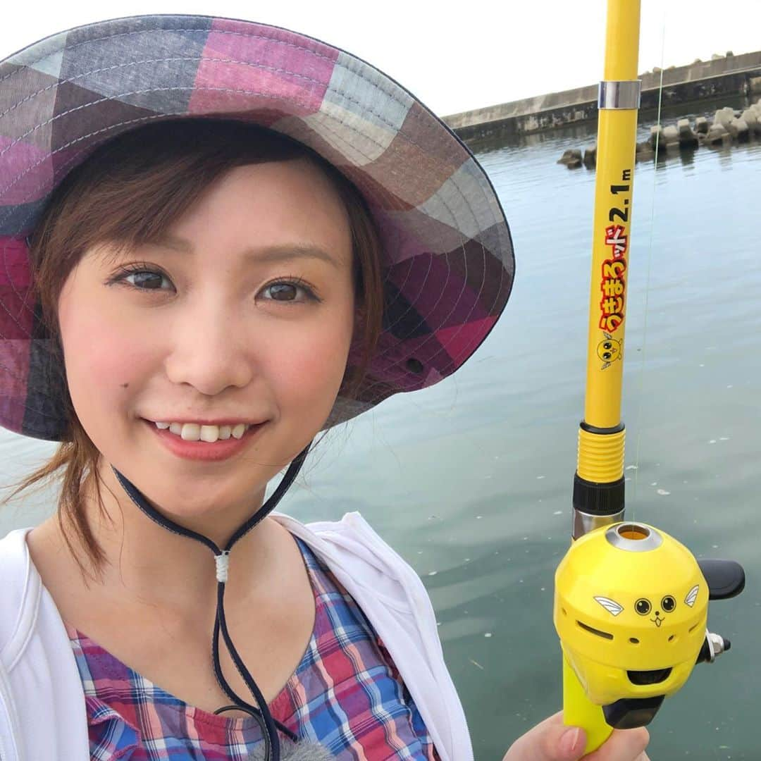 南條早紀さんのインスタグラム写真 - (南條早紀Instagram)「釣りにいきました🎣❤️ . きのうは久しぶりに釣りへ！ 自称：釣りガール南條、久しぶりに海へ…🌊 . 心強い助っ人をお招きして、 初心者でも簡単に‼️楽しく✨できる 釣りを教わってきました🥰 . . 今回用意した釣り竿、可愛いでしょ？🥺 「うきまろッド」というロッドとリールが セットになった、初心者はもちろん、 小さなお子さんも扱いやすい釣り竿なのです😆 . バイ〜ン！ってミスが起こらないので（わかるひとは、わかる。笑）、簡単に扱えました🌟 . 気になる釣果は、短時間にも関わらず最高でした✨✨ 水橋から遊漁船にも乗せてもらいましたよ⛴✨  いやー❤️ 久しぶりの海、そして釣り！ 自然のなかでのんびり癒されながら 本当に楽しかったです💓 . どんな魚が釣れたか、またどうやって食べたかは 今週のフルサタ！ 夏のアクティビティ特集をご覧ください😊💓 . . #富山県 #富山市 #富山 #水橋 #新湊 #釣り #釣りガール #釣り好き #釣り女子  #釣り竿 #竿 #うきまろッド #サビキ釣り  #釣り初心者 #🔰 #楽しい  #豆アジ #サビキ #簡単 #大漁 #初心者 #海 #富山湾 #富山湾釣り #アクティビティ #富山テレビ #フルサタ #アナウンサー #南條早紀 #なんじょうのにちじょう」7月30日 20時01分 - nanjo_saki