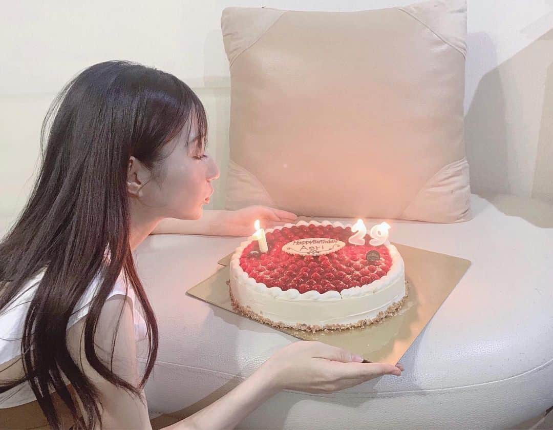 池田愛恵里さんのインスタグラム写真 - (池田愛恵里Instagram)「きのう誕生日を迎えました。 いろんなことが制限されている中で迎えただけに、日頃から支えてくださっている皆さんや家族、友人に対して改めて感謝の気持ちでいっぱいの1日でした。 #30歳の私もよろしくお願いいたします #ふぅってろうそく消したかったけど我慢 #このケーキ #びっくりするくらい美味しかった🍰 #３回おかわり」7月30日 20時01分 - ikeda_aeri