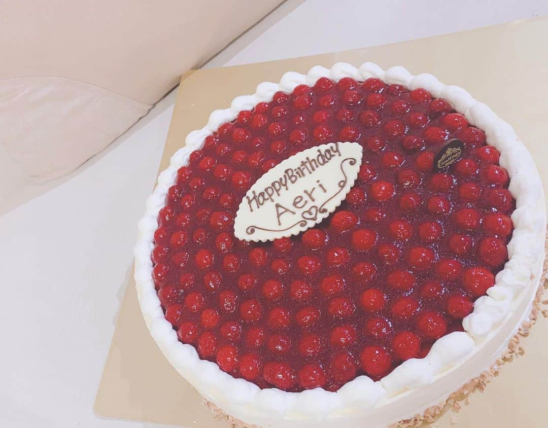 池田愛恵里さんのインスタグラム写真 - (池田愛恵里Instagram)「きのう誕生日を迎えました。 いろんなことが制限されている中で迎えただけに、日頃から支えてくださっている皆さんや家族、友人に対して改めて感謝の気持ちでいっぱいの1日でした。 #30歳の私もよろしくお願いいたします #ふぅってろうそく消したかったけど我慢 #このケーキ #びっくりするくらい美味しかった🍰 #３回おかわり」7月30日 20時01分 - ikeda_aeri