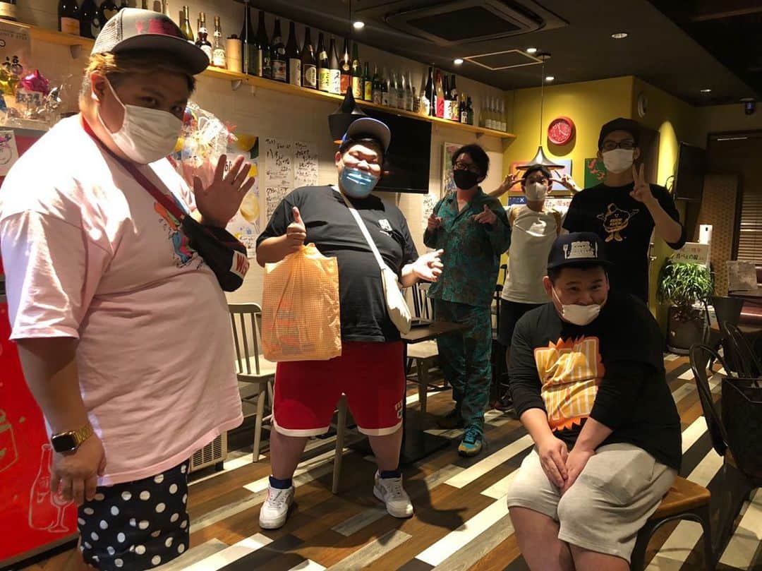カバのインスタグラム：「本日のでぶ活。 先日、ダブルアート真べぇの居酒屋こっちこっち〜行って来たよ！リニューアルしてから初やったけど、やっぱりデブがオーナーなだけあって料理が旨い！いや、うまカバちゃんやった！あと昔僕のそっくりさんとして単独にも出てもらった岩ちゃんにも会えた！今はこっちこっち〜の店長やって！こちらもちょいデブやから料理旨いわ！いや、うまカバちゃんやったわ！おすすめは自家製ベーコンとからあげさん！おつまみ5種もイケてたわ！次は濃厚カルボナーラ３つくらい食べよう思てる！デブやしそんぐらいせんとな！ あぁ、痩せたい！ . . #本日のでぶ活 #でぶ活 #ダブルアート真べぇ #岩ちゃん #こっちこっち〜 #居酒屋 #デブが関わる飲食店は旨いのよ #いや、うまカバちゃんなのよ #信頼と実績 #次は濃厚カルボナーラ３ついく #デブやしそんぐらいせんとな #あぁ、痩せたい」