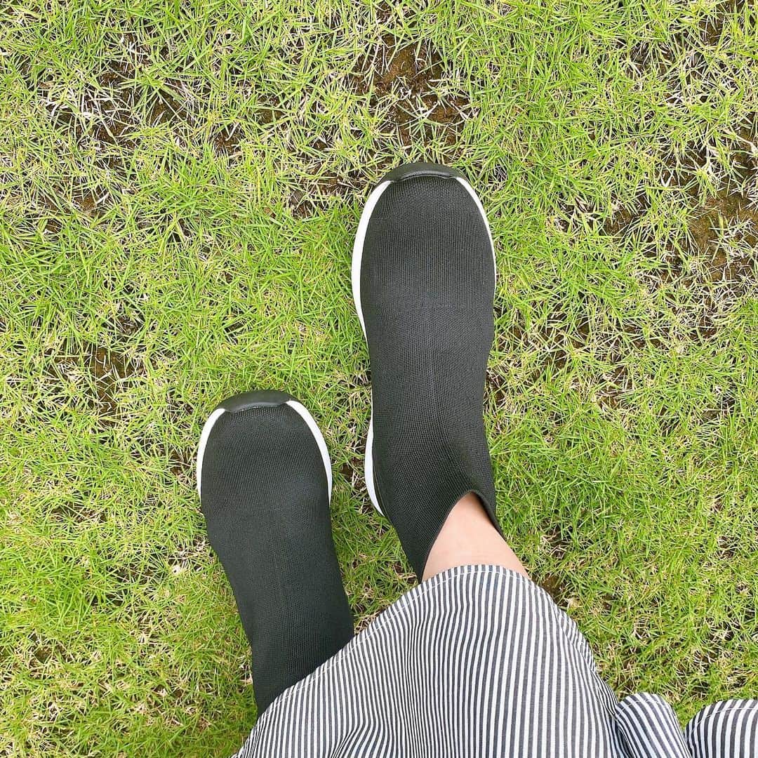 土屋香織さんのインスタグラム写真 - (土屋香織Instagram)「𓆸.ootd シャツワンピに三つ編みで𓆸𓆸𓆸 . 涼しい日が続いて過ごしやすいな♡ . #TRAQJP  @traqshoes.japan の スマートウォーキングシューズでお散歩。 左足にチップが内臓されているけど インソールも靴本体もお洗濯できるから 雨で汚れてもきれいに保てます♪ . データはTRAQ BY ALEGRIA専用アプリで確認📱 . . . #おしゃれさんと繋がりたい #おしゃれウォーキング #ワンマイルウェア」7月30日 20時02分 - kaorintsuchiya