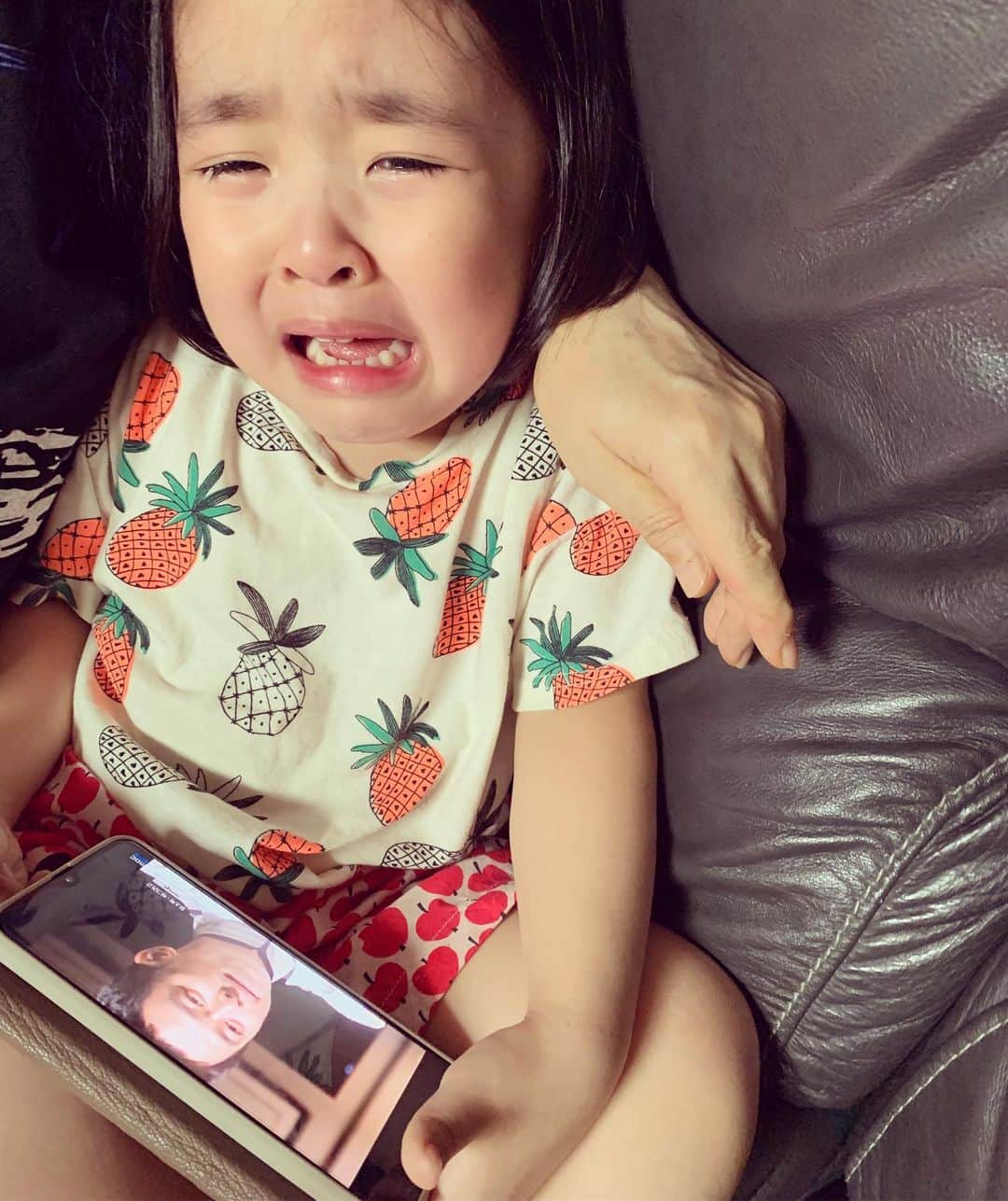 イ・ユンジのインスタグラム：「내딸이운다. #은시경대위 를 보며..  #아옛날이여#더킹투하츠#이재신#엄마는공듀님#황홀해하는딸#정말엄마가공주님이었어?! 어?!...어....ㅋㅋㅋ 그랬었었었었었어...ㅋ 한 200년전같다.」