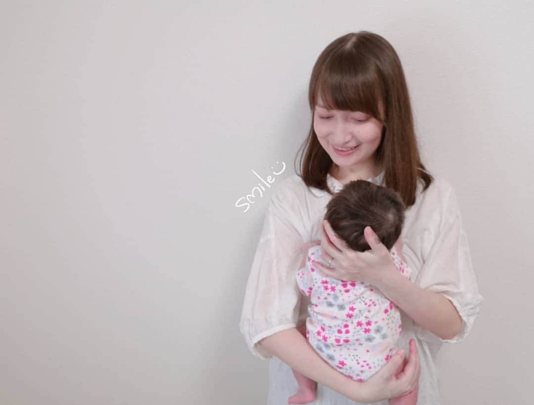 白井珠希のインスタグラム：「* * 日に日に身体がしっかりしてゆく娘ちゃん。 目と目がしっかり合うようになり、起きていられる時間も増えました🌟 お風呂上がりが1番ご機嫌で、お喋りさんになります☺️かわいい。 * 私はというと、妊娠中から我慢に我慢を重ねて限界を迎えたので、少し前に髪を切りました✂ さっぱりした〜！✨ 気兼ねなく人と会ったり、お喋りしたり、外食したりできるのはいつになるのかな…。 色々と疲弊しますが、なんとか乗り切りたいですね。 * * #育児 #0歳児 #instababy #赤ちゃんのいる暮らし#赤ちゃんのいる生活 #2020_spring_baby部 #令和2年ベビー #babyphotography #ママコーデ #ママファッション #ボブ #縦抱き #子育て #子育てぐらむ」
