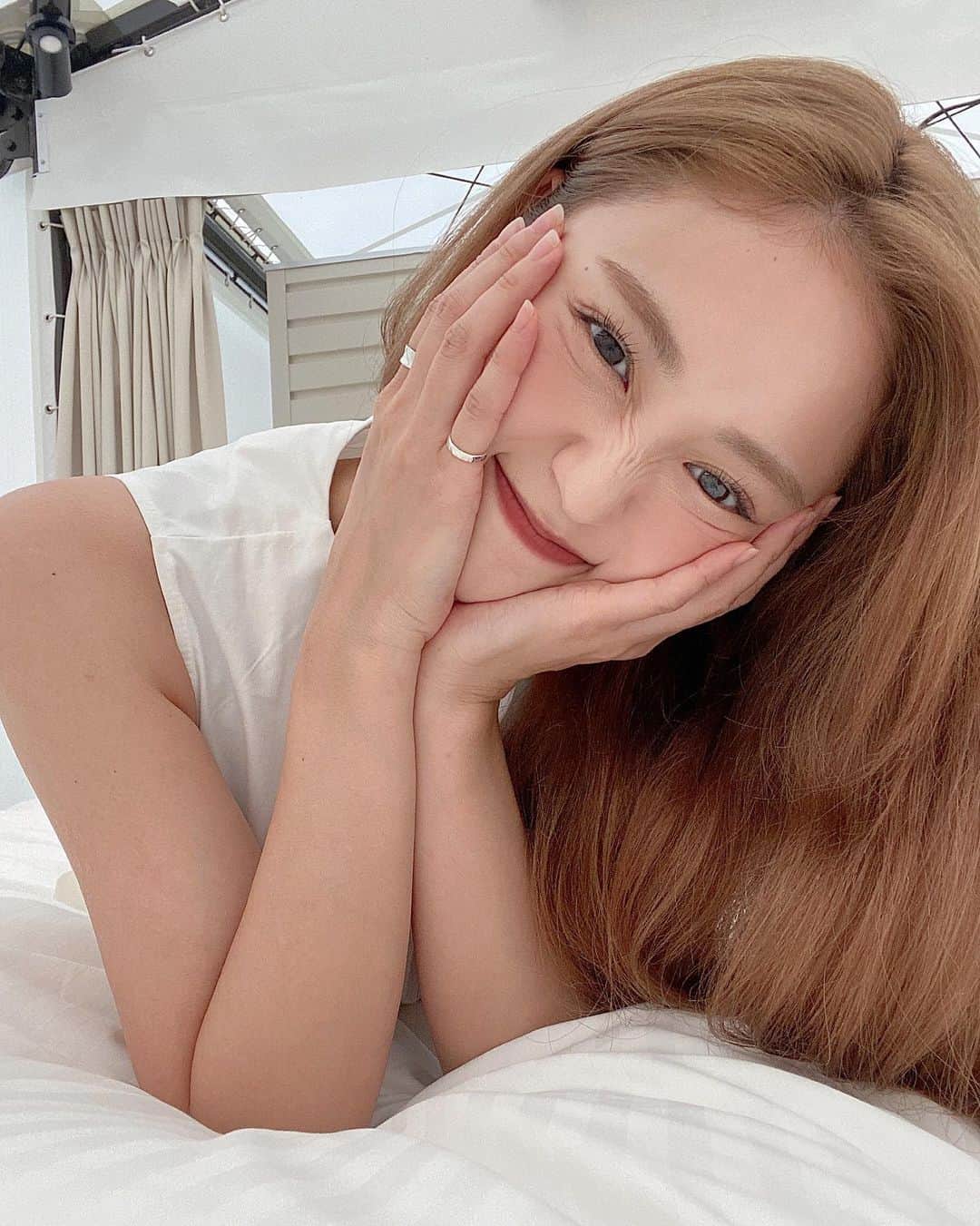 のインスタグラム：「🤍 撮影の前の日にはいつもよりワンランク 高いパックするようにしてるんだ🤣 その日だけじゃなんも変わらんかもだけど 大事なのは気持ちよ気持ち！！笑 . ということでこの日にしてたのはいつも ホワイトニングとプラセンタエステでお世話になってる @hogaraka.d.c で貰ったやつ🧡 おかげさまでお肌の調子がよろしいようで😚 . #ほがらかデンタルクリニック #歯医者でエステ #ラシャスリップ #マウスピース矯正 #福岡エステ #ホワイトニング #歯医者 #プラセンタエステ #オフィスホワイトニング #ホームホワイトニング #whitening #hogarakadentalclinic #instagood #instalike #instadaily」