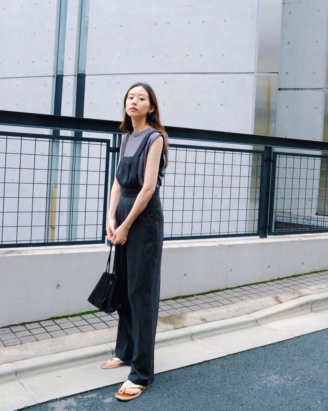 Shiho Sasakiのインスタグラム：「いっこ前の投稿の全身ver📸 モノトーンコーデでした🐼 このオールインワンも好評で嬉しいな💭 とろみのあるセルロース+麻混の素材を使用しているので 清涼感がありながらも、シワになりにくいです💯 シンプルなデザインなのでボタンは配色でポイントになるようにこだわりました👏 webではブラック完売してたけど、他のカラーはまだあったよ🤫 コーデの詳細はストーリーのリンクに貼っておきます⭕️ #MOUSSY#MOUSSYSNAP」