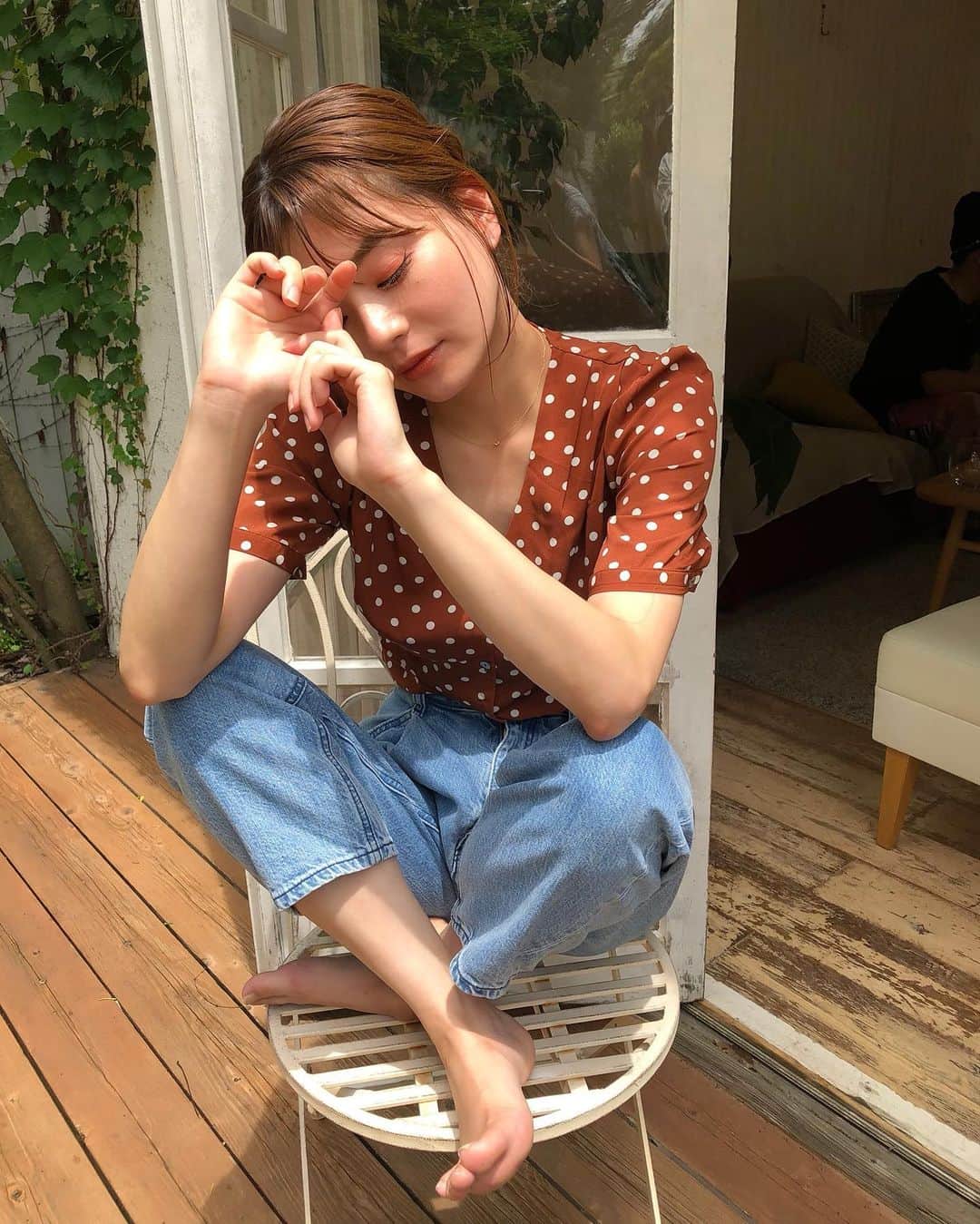 小濱庸子のインスタグラム：「ポカポカ天気で日向ぼっこ🌞 この日は新しく買ったアイシャドウをon✨  コスメデコルテ アイグロウジェムBR300 レトロなブラウンレッド👼❤️ デパートに買いに行って、それに合うかなーって色を偶然見つけてしまった！ アイグロウジェムBE302 これはね、、、久々に自分的大ヒット✨  マットさと発色具合が本当にときめく🥺🤍実は唇にも塗ってみたんだけど、、、えー❤️❤️かわいいっ❤️❤️❤️ （わたしは唇荒れなかった。）  久しぶりのコスメレポでした★★ ➖➖➖➖➖➖➖➖➖➖➖➖➖➖➖➖ レトロなお洋服は#bacementonline   #コスメ #メイク #アイシャドウ #単色アイシャドウ #コスメデコルテ #アイグロウジェム #cosmetics #makeup #eyeshadow #レトロガール #レトロコーデ #ブラウンレッド #煉瓦色 #cosmedecorte #ベージュカラー #ベージュ #グラデーションメイク #コスメ購入品 #新入りコスメ #日向ぼっこ #お昼寝 #うとうと」