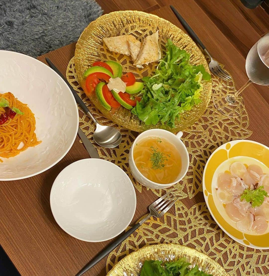 玉木碧さんのインスタグラム写真 - (玉木碧Instagram)「【おうちごはん】  普段は和食が多いのですが、今夜は結婚祝いに友人達からいただいた食器類を使って洋食を！  主人は普段洋食はあまり食べないし洋食器が家にあまり無いので家では殆ど作らなくなってしまい、、  元々うち（たまき家）は洋食がメインの家庭だったので洋食を作るのが好きだった事を知っている友人から洋食器をプレゼントして貰いました🥺✨✨  🍽パスタとスープと取り分け用の白い食器は事務所の先輩で大変お世話になっている江連裕子さん @yuko_ezure   🍽カルパッチョがのっているオレンジのお皿は高校時代の仲良したち  🍽カトラリーは主人の友人岸川聖也夫妻 @seiyakishikawa からいただきました🙇‍♀️✨  とてもとても素敵なので、ここぞとばかりに自慢させてください😂  🍴献立は • #帆立と水ダコのカルパッチョ • #オニオンコンソメスープ • #白身魚のアンチョビガーリックソテー　withアンチョビマヨ載せアボカドトマト　 • #アラビアータ  です😄 洋食があまりお好みでない主人も美味しかったと言ってくれました！笑  食器の力は絶大である！！！  #おうちごはん #あおいクッキング #和食の食器も味があって良きだけど #やはり洋食はキラキラしてて好き #主婦 #料理 #調理師免許 #簡単洋食 #セントフォース #フリーアナウンサー #玉木碧」7月30日 20時19分 - tamaki_aoi.official