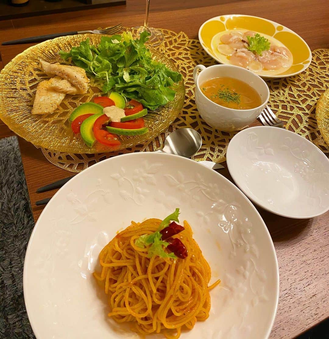 玉木碧さんのインスタグラム写真 - (玉木碧Instagram)「【おうちごはん】  普段は和食が多いのですが、今夜は結婚祝いに友人達からいただいた食器類を使って洋食を！  主人は普段洋食はあまり食べないし洋食器が家にあまり無いので家では殆ど作らなくなってしまい、、  元々うち（たまき家）は洋食がメインの家庭だったので洋食を作るのが好きだった事を知っている友人から洋食器をプレゼントして貰いました🥺✨✨  🍽パスタとスープと取り分け用の白い食器は事務所の先輩で大変お世話になっている江連裕子さん @yuko_ezure   🍽カルパッチョがのっているオレンジのお皿は高校時代の仲良したち  🍽カトラリーは主人の友人岸川聖也夫妻 @seiyakishikawa からいただきました🙇‍♀️✨  とてもとても素敵なので、ここぞとばかりに自慢させてください😂  🍴献立は • #帆立と水ダコのカルパッチョ • #オニオンコンソメスープ • #白身魚のアンチョビガーリックソテー　withアンチョビマヨ載せアボカドトマト　 • #アラビアータ  です😄 洋食があまりお好みでない主人も美味しかったと言ってくれました！笑  食器の力は絶大である！！！  #おうちごはん #あおいクッキング #和食の食器も味があって良きだけど #やはり洋食はキラキラしてて好き #主婦 #料理 #調理師免許 #簡単洋食 #セントフォース #フリーアナウンサー #玉木碧」7月30日 20時19分 - tamaki_aoi.official