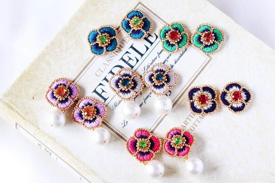 handmade shopのインスタグラム：「こんにちはeriです👼✨﻿ ﻿ 8月もonline shopオープンします💘﻿ ﻿ 今回は大きめのビジューを使った﻿ カラフルなお花のピアスをご用意しました🌟﻿ ﻿ ただいまonline shopの準備中ですので﻿ 販売開始まで今しばらくお待ち下さい…♡﻿」