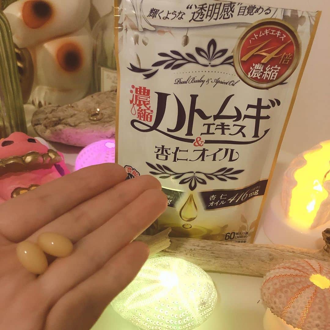 齊藤家澄さんのインスタグラム写真 - (齊藤家澄Instagram)「飲む化粧水😙✨ハトムギ杏仁オイル😙🌈 紹介します🎶  14倍濃縮されたハトムギエキスと杏仁オイルで乱れがちな美容サイクルを整えてくれるよぉ😊✨  リンパの流れを改善し、老廃物を排出促進して お肌のターンオーバーを正常化させ、艶がある美肌に🥰✨  さらに 杏仁オイルに含まれる５種の高級脂肪酸で乾燥を防ぎ、保湿効果UP😙🎶  1日2球のんでね*´꒳`ฅ💕  #ハトムギ杏仁オイル #インナーケア #インナービューティー #保湿ケア #飲む化粧水 #美容サプリ #ミナミヘルシーフーズ #美肌ケア #sponsored」7月30日 20時21分 - kanchi_w