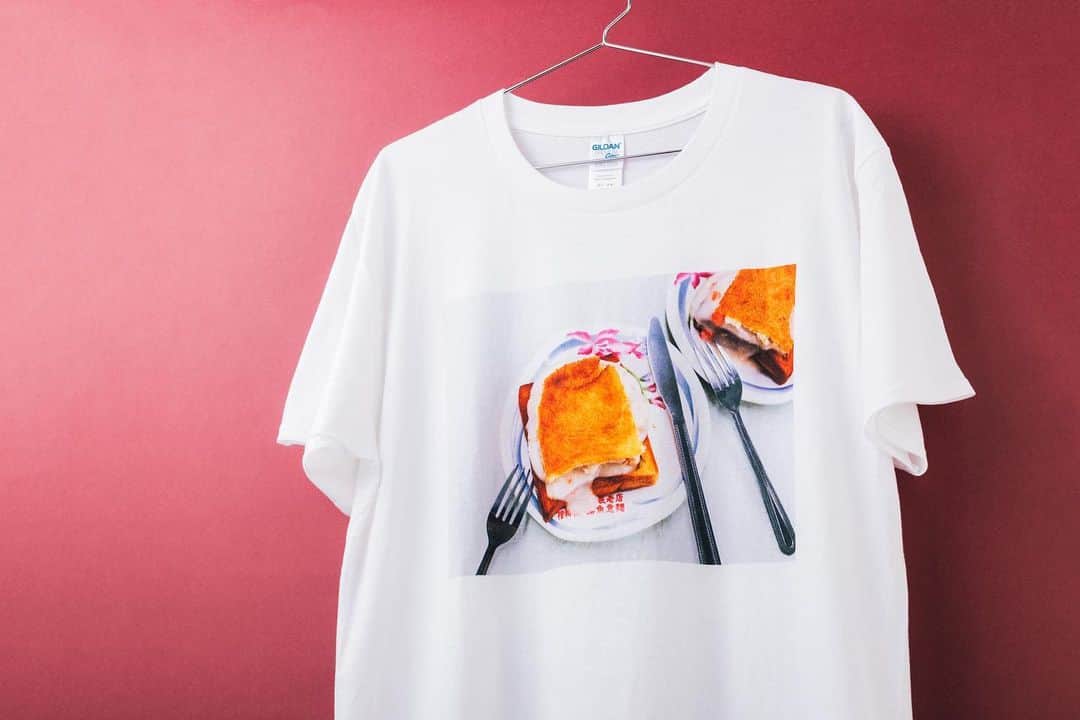のインスタグラム：「✨フォロー＆コメントでフォトT当たる！✨﻿ ﻿ ６人のクリエイターが作った「この夏着たいオリジナルフォトTシャツ」をプレゼント！﻿ ﻿ ﻿ 世界を旅してインスピレーションを受けたレシピを発信している料理家の口尾麻美さん（　@asamikuchio ）。﻿ ﻿ 「昭和の洋食のようなレトロな雰囲気が気に入っています。あと、見た目もインパクトがあってキャッチーですよね！」（口尾さん）﻿ ﻿ ﻿ @fujifilmjp_walldecor をフォロー＆投稿へのコメントで応募完了！奮ってご応募ください！﻿ ﻿ ﻿ ＝＝＝＝応募方法＝＝＝＝﻿ ﻿ ①「写真と、ちょっといい暮らし。」Instagram（ @fujifilmjp_walldecor ）をフォロー。﻿ ②ご希望のTシャツの投稿にコメント。﻿ ﻿ ※応募期間：2020年7月30日（木）～8月14日（金） ﻿ ※抽選の上、各1名様にプレゼント。﻿ ※結果発表は当選者にInstagramのダイレクトメッセージでご連絡致しますので（8月下旬予定）、アカウント（ @fujifilmjp_walldecor ）を必ずフォローしてください。フォローをはずされておりますとご連絡ができなくなりますのでご注意ください。﻿ ※サイズは、Mサイズ（鈴木さん、キムヤンスさん、やなぎさわごうさん）、Lサイズ（口尾さん、高木さん、エイドリアン・ホーガンさん）。﻿ ﻿ 記事はプロフィールURLからどうぞ▶ @fujifilmjp_walldecor  ﻿ #写真とちょっといい暮らし #fujifuilm #富士フイルム #インテリア #photography #art #おうち時間 #写真 #写真を飾る #写真好きな人と繋がりたい #オリジナルギフト #オリジナルグッズ  #Tシャツ #オリジナルTシャツ #夏 #夏休み #プレゼント #Tシャツプレゼント #プレゼントキャンペーン#キャンペーン #グラフィックTシャツ #フォトシャツ#フォトT #白T #プレゼント企画」