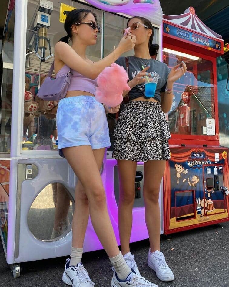 Subduedさんのインスタグラム写真 - (SubduedInstagram)「Which outfit do you prefer ? Left or right ? #subdued #subduedgirls @miahunold @sarasqueendom」7月30日 20時23分 - subdued