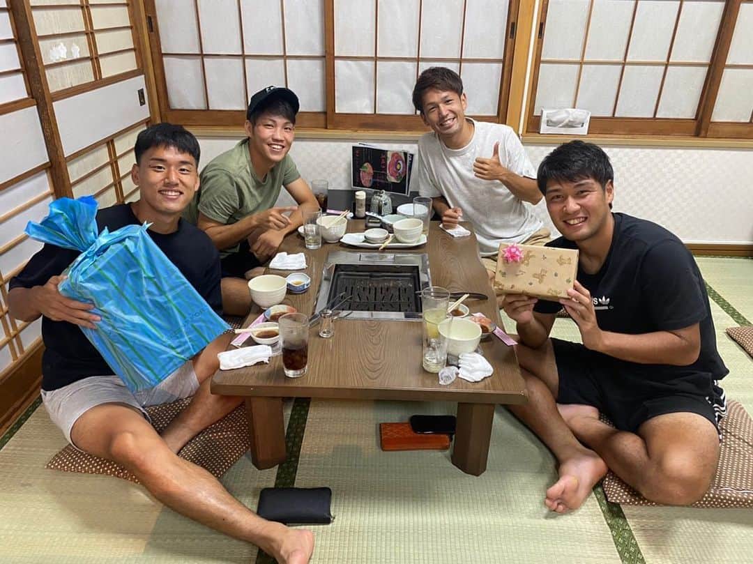 野田裕喜のインスタグラム：「同期会したら誕プレ貰いました。 みんなで試合出れるように頑張っていこ😁 #誕生日から数日開けてくるあたり #本気でびっくりしたよ #欲しかったやつだから #本気でびっくりしたよ #潤哉がプレゼントに少し不満そうだったのだけが気がかりだよ #97年組 #やってこーよ」