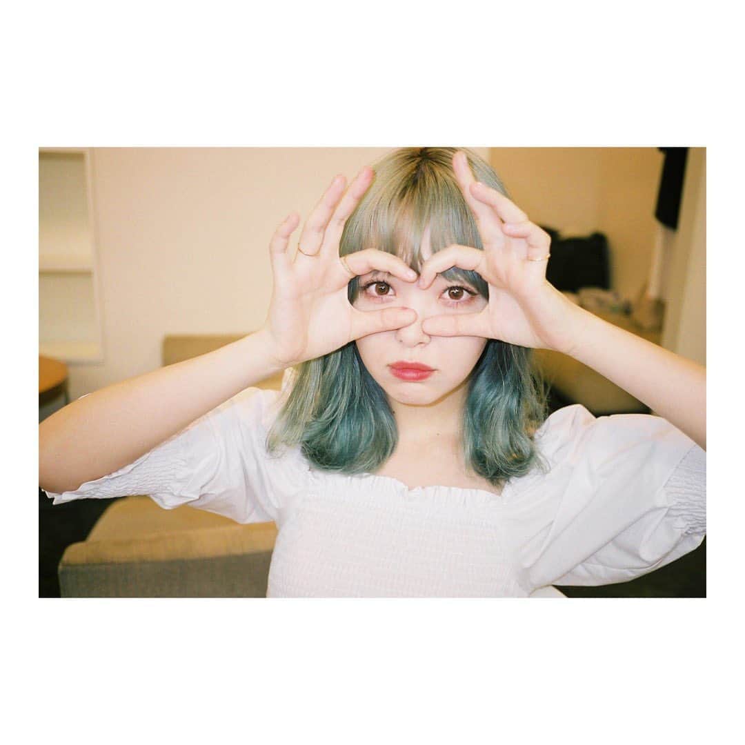 藤田ニコル（にこるん）さんのインスタグラム写真 - (藤田ニコル（にこるん）Instagram)「めがねっっ🌱  買ったフィルムカメラでたまには 自分の事も撮ってもらったよ。」7月30日 20時25分 - 2525nicole2