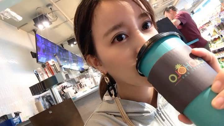 やみちゃん。のインスタグラム：「Holoholo Cafe & Market 🍍﻿ で朝ごはん🥞﻿ ﻿ イートインスペースが広い、﻿ お洒落なコンビニって感じだよ。﻿ ﻿ ココナッツケーキ横取り🍰🍴﻿ ﻿ @holoholo_market   #holoholomarket #hiltongardeninn #cafestagram #ココナッツケーキ #カフェ巡り #チャイティーラテ #紫外線対策 #カフェごはん #甘いもの #やみちゃん」