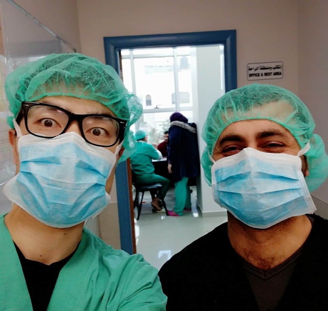 国境なき医師団さんのインスタグラム写真 - (国境なき医師団Instagram)「「紛争は終わる気配がなく、その中で治療を待っている人たちがいます」 . そう話すのは、国境なき医師団（MSF）の看護師の橋本拓磨。パレスチナ・ガザ地区で、紛争、新型コロナウイルス、薬剤耐性菌と、さまざまな試練に向き合いながら活動しました。 . 外傷患者の感染コントロールに奮闘し、帰国直前に同僚から「忍耐強く、精いっぱい仕事をしてくれてありがとう」という言葉をかけられて嬉しかったと語ります。  ----------------- 感染管理専門看護師として活動した橋本の体験談をウェブサイトに掲載しています。プロフィールのURLリンクからどうぞ→ @msf_japan  . ----------------- © MSF  #国境なき医師団 #MSF　　#医療 #看護師　#医療従事者　#ガザ　 #新型コロナウイルス」7月30日 20時35分 - msf_japan