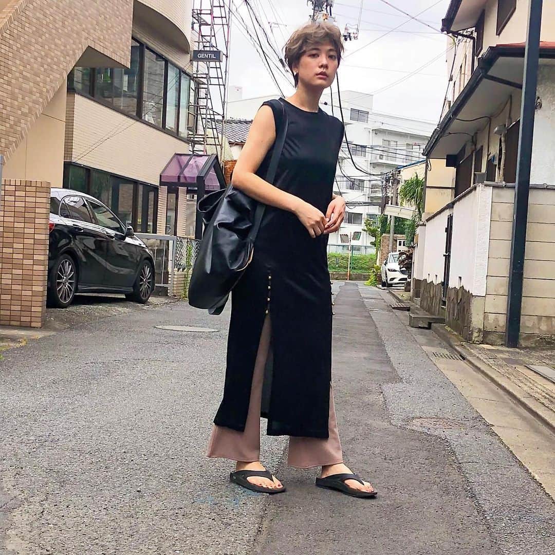 石川瑠利子のインスタグラム：「. . fashion💕 お気に入りの @mamekurogouchi のワンピースに 撮影でお世話になっている @shellyisland_official のパンツを合わせてみたよ🥳 楽ちんコーデが大好きです❤️ . . #fashion #code #mame #shellyisland #aeta」