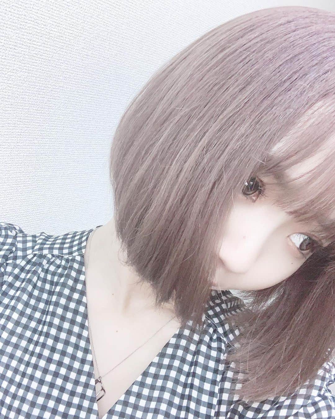 桑名利瑠のインスタグラム：「. . . 🆕... #ピンクベージュ  そして、ミニボブに戻りました。前髪も切りました。 結局どっちも切りました。笑🥺 . 暖色系もあり....???どうかな....? . . #followｍe #fashion #followforfollowback #selfie #selca #makeup #make #outfit #outfitoftheday #l4l #hairstyle #haircolor #ハイトーン #ショートボブ #ミニボブ #美容院 #style #instafashion #instagood #instalike #instapic #아이돌 #패션 #도쿄 #머리 #미용 #東京 #美容 #ヘアスタイル」
