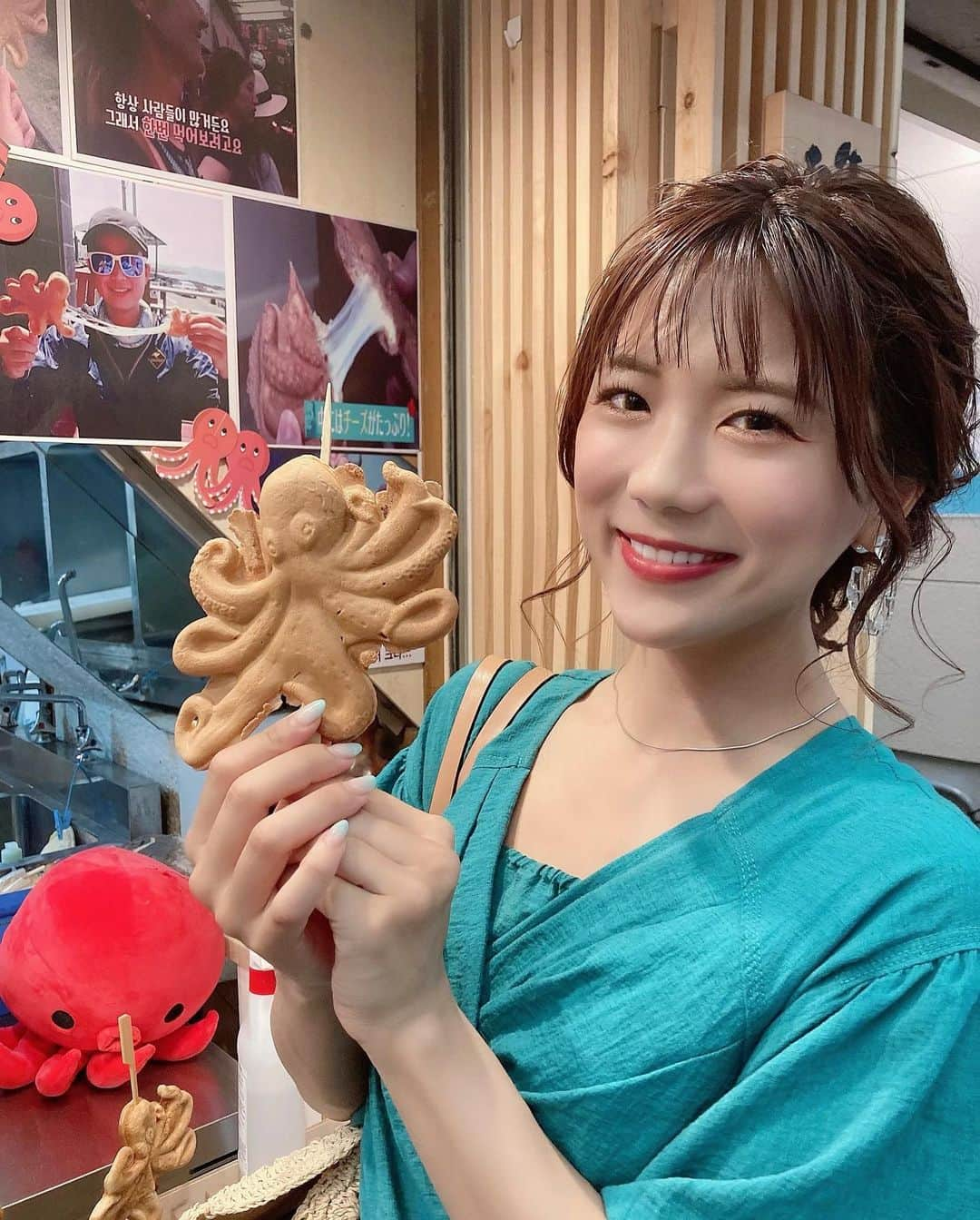 海江田麻貴さんのインスタグラム写真 - (海江田麻貴Instagram)「ㅤㅤㅤ  ㅤㅤㅤ インスタで見つけて食べてみたかったたこパン🐙 中のチーズがびよーーーんて伸びるの、 生地は甘くてバランス最高で美味しかった🤤🧀❤︎  ㅤㅤㅤ  韓国の済州島で人気らしい🇰🇷♥️ ㅤㅤㅤ チーズがびよーーんて伸びる動画も取ったんだけど、 この日周辺の写真、iPhone修理出した時に 全部消えちゃって泣いてる、、（ ; ; ）  ㅤㅤㅤ  ㅤㅤㅤ はやくまた京都巡りしたいな〜⛩🍡❤︎  ㅤㅤㅤ  ㅤㅤㅤ  ㅤㅤㅤ #たこ焼丸幸水産 #たこパン #タコパン #河原町 #河原町グルメ #河原町カフェ #河原町カフェ巡り #河原町 #新京極 #京都食べ歩き #京都グルメ #kyoto #kyototravel #kyotojapan #kyototrip #京都観光 #japanesegirl #japanesefood #食べ歩きグルメ #食べ歩き #食べ歩きの旅 #snidel #スナイデル #ターコイズブルー #turquoiseblue #シースルー #まとめ髪アレンジ #韓国グルメ #koreanfood #koreanfoodlover #済州島グルメ」7月30日 20時47分 - _makiii0924_