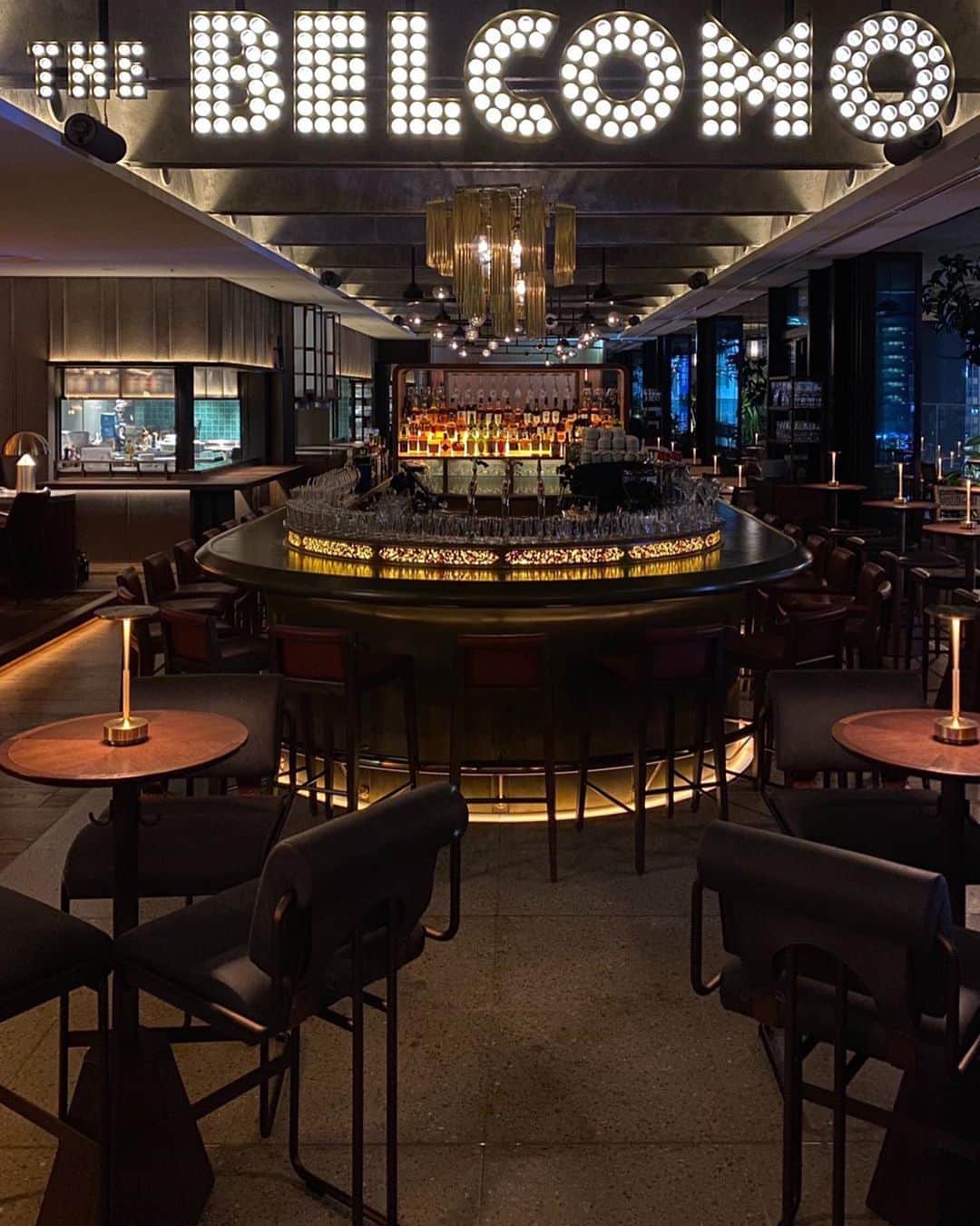 のインスタグラム：「.﻿ 【THE AOYAMA GRAND HOTEL】﻿ ﻿ 今日は弊社の新しいホテルをご紹介。﻿ ﻿ 「 THE AOYAMA GRAND HOTEL 」 が﻿、 8月5日(水) 東京・外苑前ベルコモンズ跡地に﻿、 ついにオープンいたします。﻿ ﻿ このような時勢ではございますが、﻿ まずは東京にお住まいの方々に、﻿ ホテルを楽しんでいただける場所になれればと、 思っております。﻿ ﻿ 客室はヴィンテージマンションにインスピレーションを得ております。﻿ 1980年代の青山のカルチャーを創った大人が、﻿ 好んで住んだ住宅です。﻿ ﻿ 当時の部屋を振り返ると、﻿ 世界各国さまざまな場所から、﻿ 家具や調度品を取り入れているにも関わらず、﻿ 素晴らしいインテリアにまとまっています。﻿ 住人各々のフィルターを通すことで、 デザインに一貫性が保たれていたのです。﻿ ﻿ そんな時代のヴィンテージマンションの一室を、﻿ ここ北青山二丁目に再構築しました。﻿ ﻿ 東京以外に在住の皆様にも、﻿情勢が落ち着きましたら、ぜひこのホテルを味わっていただけたら幸いです。 ﻿ ホテルコンセプトなどは @aoyamagrand の﻿ ハイライトやフィードに投稿していますので﻿、 ぜひ一度ご覧ください。﻿ ﻿ #TheAoyamaGrandHotel#Hotel#Tokyo﻿ #Aoyama#restaurant#bar #tokyohotel ﻿ #おもてなしが好きだから」