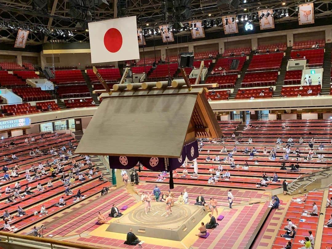 藤田舞美さんのインスタグラム写真 - (藤田舞美Instagram)「❁︎ 先日、初めて大相撲観戦に行ってきました👀✨ 一人で行ったので、貴景勝と朝乃山のパネルと自撮りしたら、マスクもしてるし、なんだか同じような写真になっちゃったな😅でも折角だから2枚とも載せちゃう！✨ それにしても、楽しかった〜〜〜❤️ * 実は今場所中にもう１日行きます😍💕 * #両国国技館 #大相撲 #大相撲7月場所 #力士 #貴景勝 #朝乃山 #生観戦 #sumo #sumowrestler #アナウンサー #フリーアナウンサー #ホリプロ」7月30日 11時49分 - maimifujita