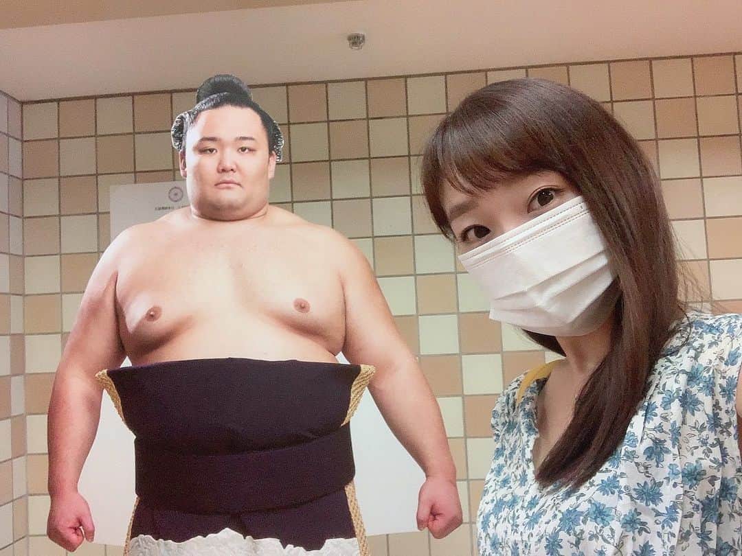 藤田舞美さんのインスタグラム写真 - (藤田舞美Instagram)「❁︎ 先日、初めて大相撲観戦に行ってきました👀✨ 一人で行ったので、貴景勝と朝乃山のパネルと自撮りしたら、マスクもしてるし、なんだか同じような写真になっちゃったな😅でも折角だから2枚とも載せちゃう！✨ それにしても、楽しかった〜〜〜❤️ * 実は今場所中にもう１日行きます😍💕 * #両国国技館 #大相撲 #大相撲7月場所 #力士 #貴景勝 #朝乃山 #生観戦 #sumo #sumowrestler #アナウンサー #フリーアナウンサー #ホリプロ」7月30日 11時49分 - maimifujita