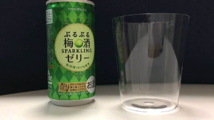 白鶴酒造株式会社のインスタグラム：「【ぷるぷるスパークリングゼリー】 暑い日が続いているので、気分の上がりそうな、かわいくておいしいゼリーのお酒をご紹介します♪ こだわりの国産果実を使った「ぷるぷるスパークリングゼリー」は梅・林檎の2種類！ いずれも、ジューシーなおいしさと、ぷるぷるシュワシュワの不思議な食感が楽しめます。よ～く冷やして10回振って、グラスに注いでお召し上がりくださいね。アレンジレシピもおすすめです！ http://www.hakutsuru.co.jp/purupuru/  #日本酒 #hakutsuru #折り鶴 #foldedpapercrane #japan #神戸 #kobe #酒 #sake #japanesesake #白鶴 #japaneseculture #灘五郷 #GI灘五郷 #lovehyogo #lovekobe #insta_higashinada #ゼリー #ぷるぷるゼリー #ぷるぷるシュワシュワ #梅 #林檎 #ゼリーのお酒」