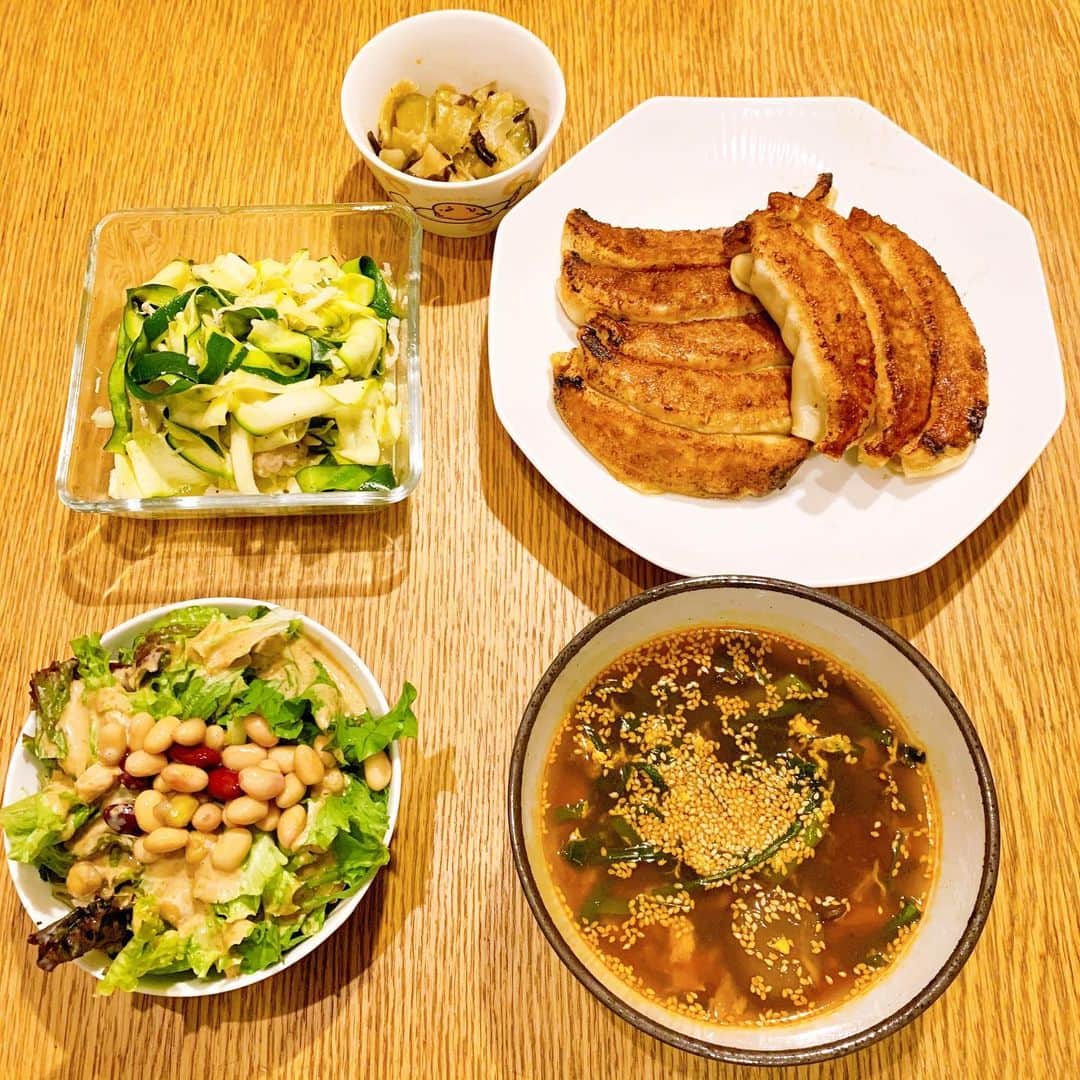 浜口順子さんのインスタグラム写真 - (浜口順子Instagram)「昨夜の #パニックキッチン　ですぅ。 大好きな餃子屋さんを通ったので テイクアウト😍 一つがめっちゃ大きいんです。 美味しかった〜。  あとは ズッキーニとチキンのマリネ、 ザーサイ、 サラダ🥗と　チゲです。」7月30日 11時57分 - hamaguchijunko