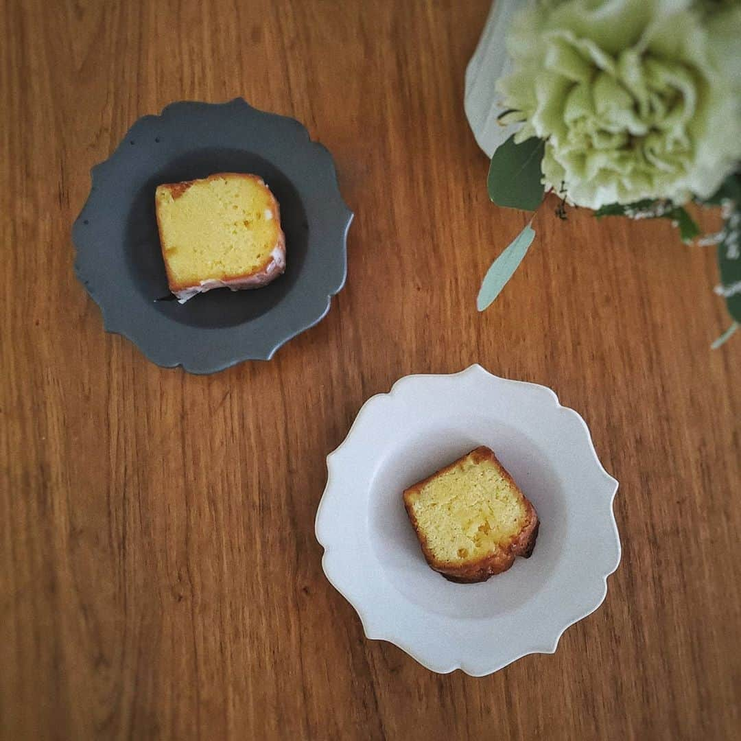 保坂玲奈さんのインスタグラム写真 - (保坂玲奈Instagram)「______#萩焼 . . @fourgrace_tableware  で見つけた萩焼の凛花小鉢。 もう貫入がでてきた。 経年変化が美しくて愛着がどんどん湧いていく🥺 . 取り皿､スイーツ用､和洋どちらでも 使えて使い勝手も良い。 器を買う時は何を盛るか3種類くらい パターンが思い浮かんだら買うことにしてる︎☺︎ . . . #器を楽しむ暮らし#器好きな人と繋がりたい#テーブルウェア#アサカシ#貫入#経年変化を楽しむ#丁寧な暮らし#豊かな暮らし#丁寧な暮らしと少しの贅沢#テーブルコーディネート#花リム皿#取り皿#凛花」7月30日 11時57分 - __renao_0707