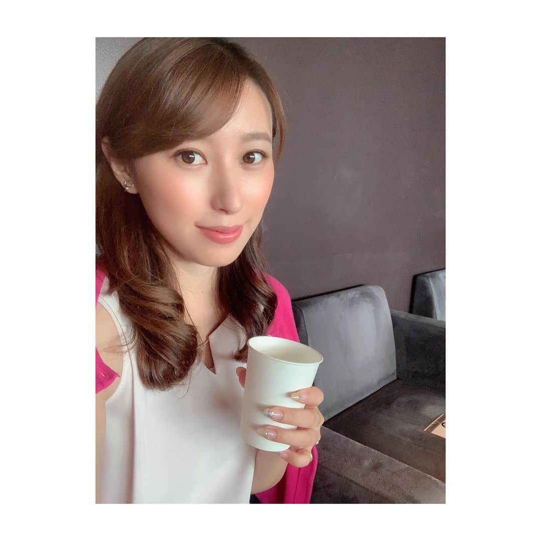 のインスタグラム：「#お仕事 今から空の旅へ✈︎ 飛行機に乗るのが久しぶりすぎて、昨日は緊張して全然眠れませんでした😂 めちゃくちゃ余裕持って到着したので、ラウンジでゆったり☺️☀️ とはいえ現場着くまで油断できませんが💦  自撮り久しぶりすぎて顔がなんかヘンな件🤪  #行ってきます #空の旅 #羽田空港 #羽田空港ラウンジ #ドキドキ」