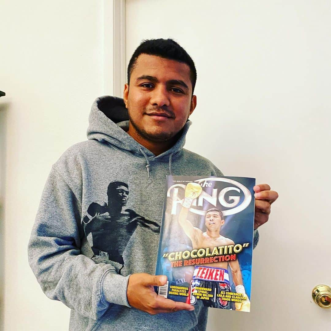 ローマン・ゴンサレスのインスタグラム：「Muy feliz porque finalmente tengo en mis manos una copia de la revista donde me han retratado en la portada. Un gran honor pertenecer a @ringtv Dios los bendiga. Gracias por creer en el talento que me regalo Dios. #ringcover #portadaring #🍫 #honores #bendiciones #diosprimero」