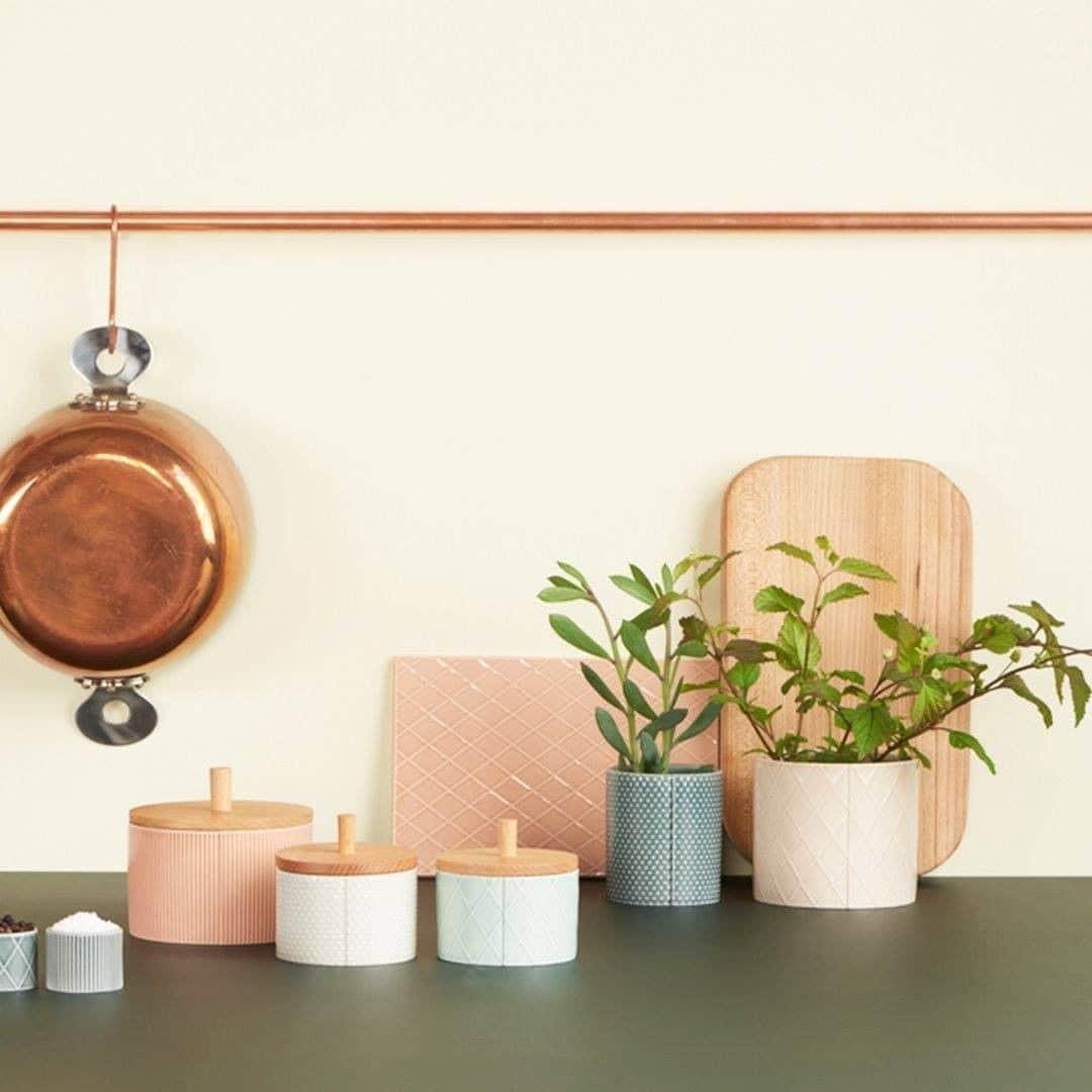 Otto Japan(オットージャパン) さんのインスタグラム写真 - (Otto Japan(オットージャパン) Instagram)「飾らないおしゃれ感。インテリアに溶け込む鉢カバー  - - - - - - - - - - - - - - - - お部屋の雰囲気を明るくするアイテムとして、グリーンを取り入れるとなんだか心がほっと安らぎます。 でも買ってきたままの植木鉢ではちょっと味気ないですよね。  インテリアの一部として楽しむなら、おしゃれな鉢カバーを取り入れてみませんか？  Pipanella フラワーポットは、デンマークの陶磁器ブランド「dottir（ドティエ）」から販売されているシリーズ。アートのように美しく、個性あるインテリアとしてお部屋に飾れる鉢カバーです。  両手で持てる大きさなので、窓辺に、デスクに、どこでも好きな場所に飾れますよ♪  キッチンにグリーンを飾るなら、バジルやイタリアンパセリなど料理に使えるハーブ系がおすすめ。 小さ目の観葉植物はもちろん、ハーブを育てるのにもぴったりのサイズ感です！  デザインとカラーもいくつかあるので、自分の個性に合わせて選べるのも嬉しいポイント♪ - - - - - - - - - - - - - - - -  ◆もっと商品について知りたい方は写真をタップ！  ================= マイモットーの商品が気になった方は「#私のマイモットー」で教えてください。 素敵な投稿は @my.motto.jp で紹介させていただきます。 =================  #鉢カバー #植木鉢 #フラワーポット #dottir #観葉植物インテリア #植物のある生活 #緑のある暮らし #インテリアグリーン #お花 #プランター菜園 #ベランダ菜園 #ガーデニング #小さな庭 #暮らしを楽しむ #日々の暮らしを楽しむ #丁寧なくらし #暮らしの道具 #シンプルライフ #マイモットー #mymotto」7月30日 12時00分 - my.motto.jp