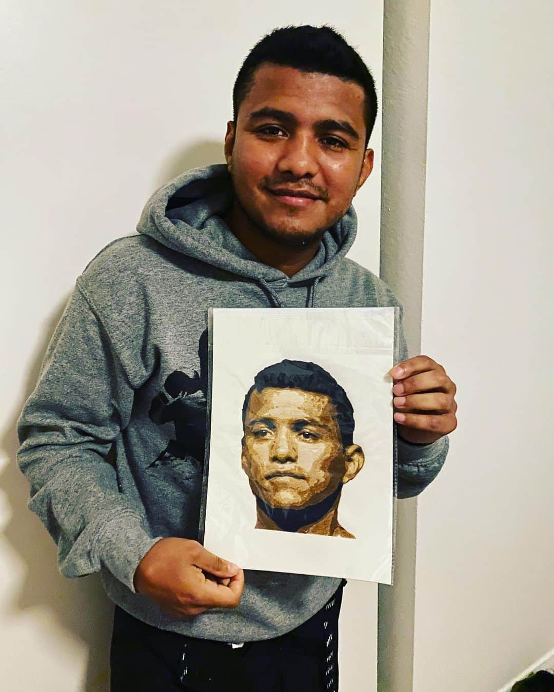 ローマン・ゴンサレスのインスタグラム：「Gracias a mi amigo @chrissmallart por haberse tomado su tiempo y talento para hacer este retrato. Muy feliz. Dios te bendiga hermano.」