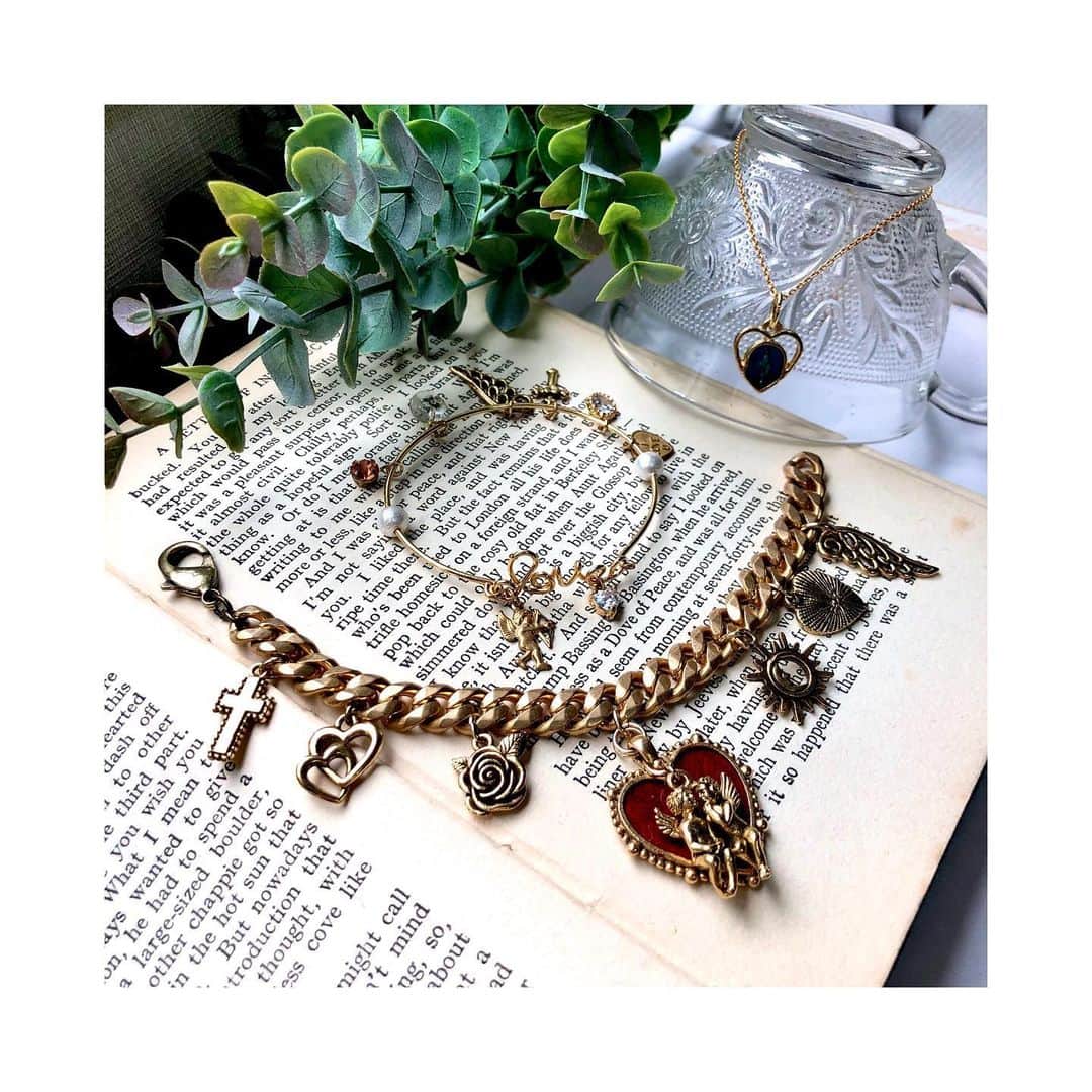 BOX CHARM Industryのインスタグラム：「いよいよSummer SALEラスト2日です🥺☀️ . 買い忘れありませんか？ . セール品はお会計時にさらに20%OFFでとってもお買い得です👏👏👏 気になる商品はセール期間にゲットしてください💕 . オンラインストアチェックしてみてください！ ⁑ #boxcharmindustry #boxcharm #handmade #accessory #handmadeaccessory  #ボックスチャームインダストリー #ボックスチャーム #ハンドメイド #アクセサリー #ハンドメイドアクセサリー #サマーセール #SUMMERSALE #ファイナルセール #バングル #ブレスレット #ネックレス #ピアス #チャーム  #20パーセントOFF」
