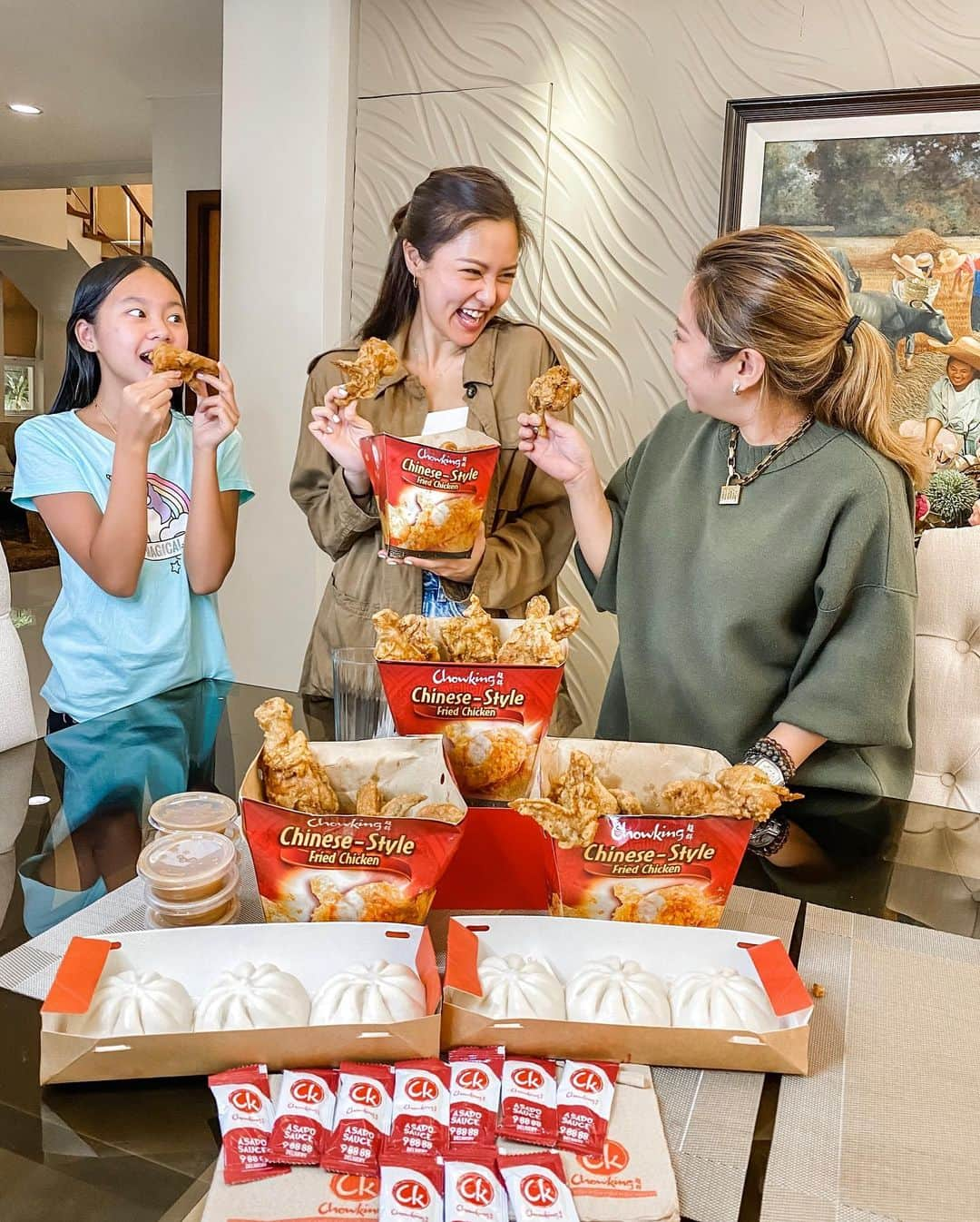 Kim Chiuさんのインスタグラム写真 - (Kim ChiuInstagram)「Hi Chowfriends!!🥡🥢. Meron akong special limited time deal na gusto kong i-share with you that is perfect for this long weekend’s bonding with family - 𝐂𝐡𝐨𝐰𝐤𝐢𝐧𝐠'𝐬 𝐂𝐡𝐢𝐜𝐤𝐞𝐧 𝐁𝐮𝐜𝐤𝐞𝐭 𝐁𝐥𝐨𝐰-𝐎𝐮𝐭 𝐏𝐫𝐨𝐦𝐨. You can get 2 𝐅𝐑𝐄𝐄 𝐄𝐗𝐓𝐑𝐀 𝐏𝐈𝐄𝐂𝐄𝐒 𝐎𝐟 𝐂𝐡𝐢𝐜𝐤𝐞𝐧 with every purchase of 6-pc Of Chicken bucket for only 447 pesos or you can also get the 8-pc Chicken Bucket at 559 pesos lang!😉👍🏻 super sulit nito! hurry order na!😁 Promo is only until Aug16!🍗❤️🍗. . . ☎️ For delivery call the 𝐂𝐡𝐨𝐰𝐤𝐢𝐧𝐠𝐇𝐨𝐭𝐥𝐢𝐧𝐞 #9-88-88 , grabfood or foodpanda! ❤️🥡🥢🍗 @chowkingph . . . Just wanna share!!😁 One of my favorites sa chowking ang CHINESE STYLE FRIED CHICKEN!!! I super love it plus the gravy is soooooo good!!!!😍😍😍 buhos sa ride!!! Yummm!!!🍗🥡🥢」7月30日 12時13分 - chinitaprincess