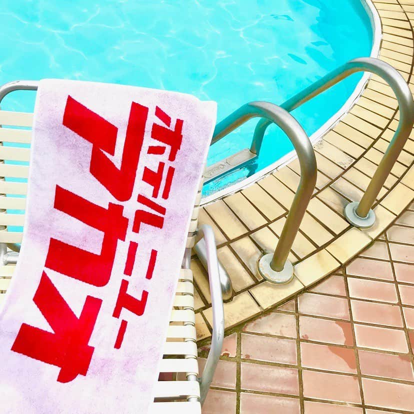 ホテルニューアカオ　熱海温泉＆リゾートのインスタグラム：「大人気のホテルニューアカオクラシックロゴシリーズにスポーツタオルが登場✨  ビーチやプールで遊ぶ時はタオルは必須ですよね😄  ホテルニューアカオのロゴが入りタオルをプールで持っていたら目を引くこと間違いなし‼️  アカオビーチリゾートでも販売しておりますので是非お買い求め下さい😊🏖☀️  ホテルニューアカオクラシックロゴシリーズ スポーツタオル 1枚2,700円(税別)」